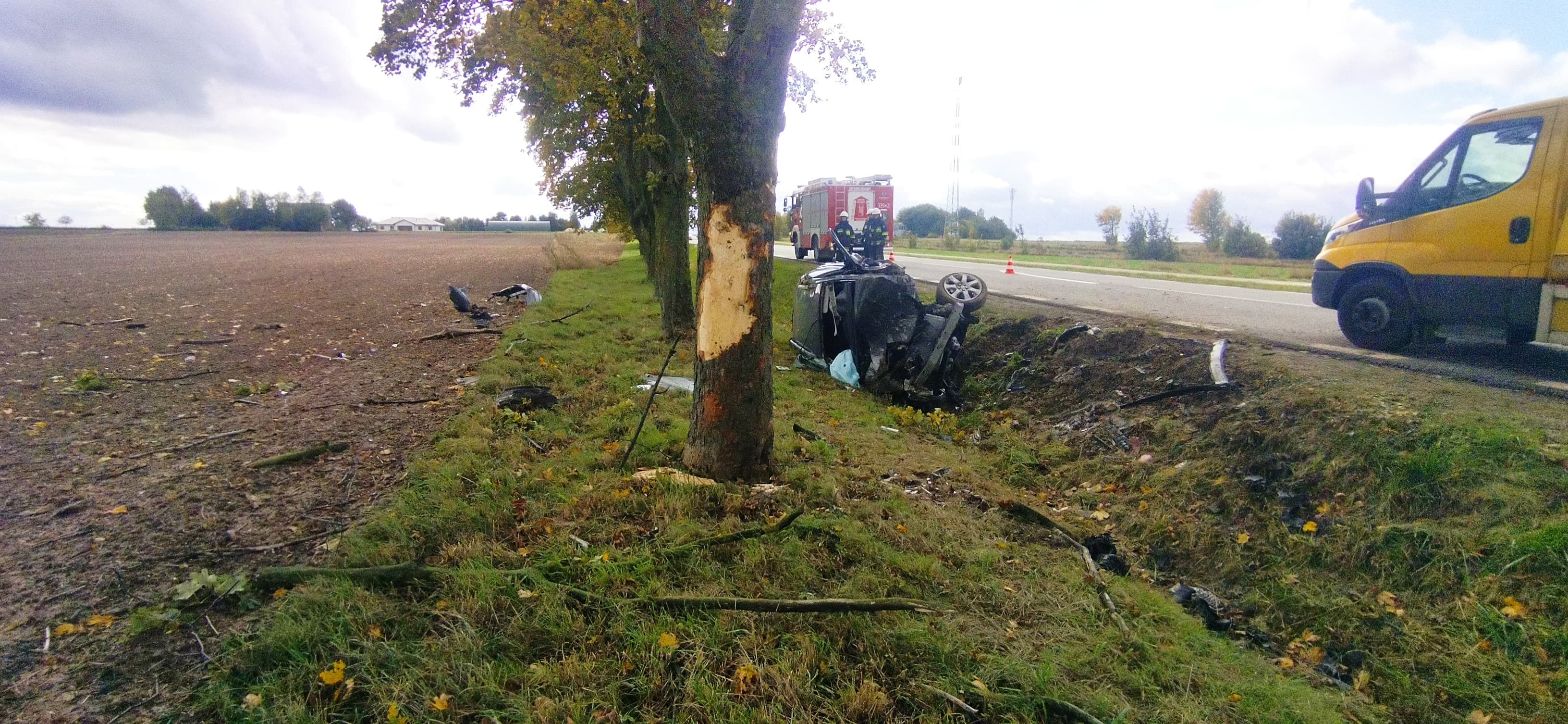 Toyota uderzyła w drzewo, elementy pojazdu spadły kilkadziesiąt metrów dalej. Kierowca miał wiele szczęścia (zdjęcia)