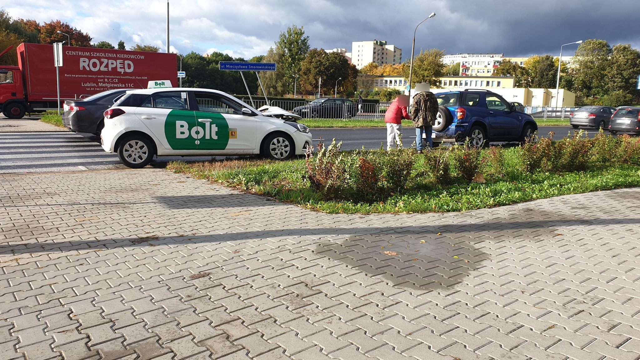 Kierowca toyoty chciał przepuścić pieszych. Zaskoczyło to kierującą hyundaiem kobietę (zdjęcia)