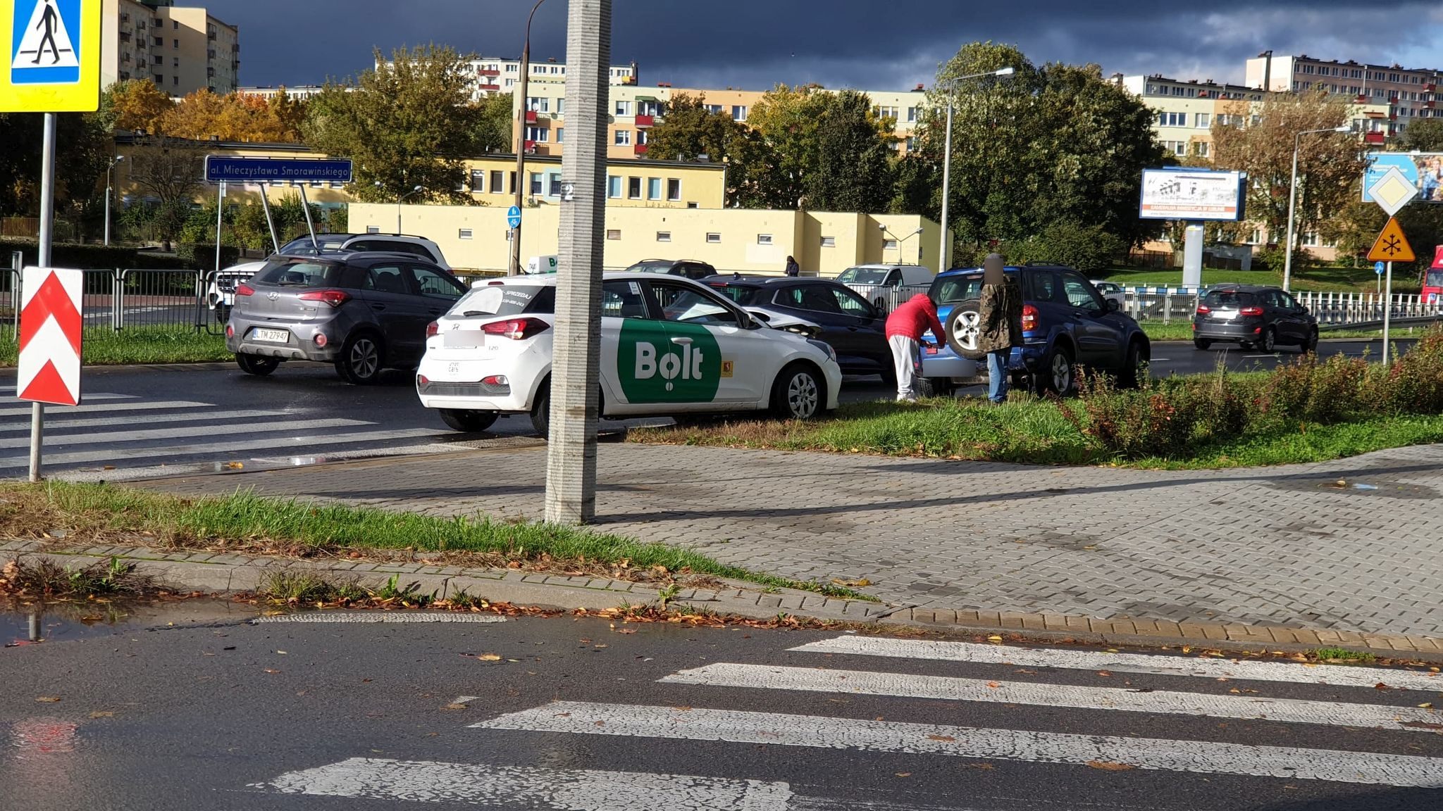 Kierowca toyoty chciał przepuścić pieszych. Zaskoczyło to kierującą hyundaiem kobietę (zdjęcia)