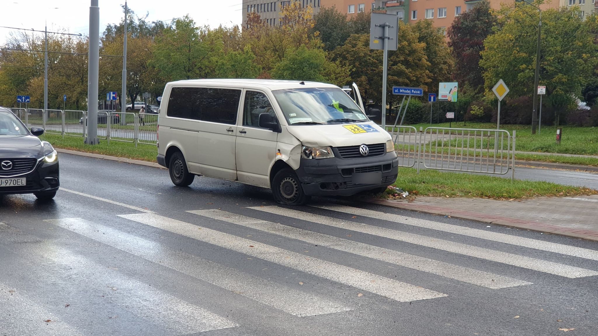 Najpierw wypadek, po chwili kolizja. Wszystko przed tym samym przejściem dla pieszych (zdjęcia)