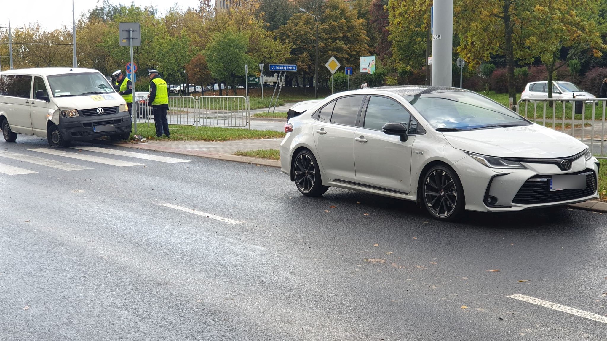 Najpierw wypadek, po chwili kolizja. Wszystko przed tym samym przejściem dla pieszych (zdjęcia)