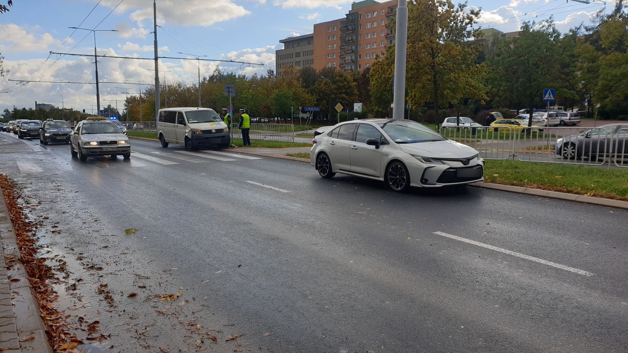 Najpierw wypadek, po chwili kolizja. Wszystko przed tym samym przejściem dla pieszych (zdjęcia)