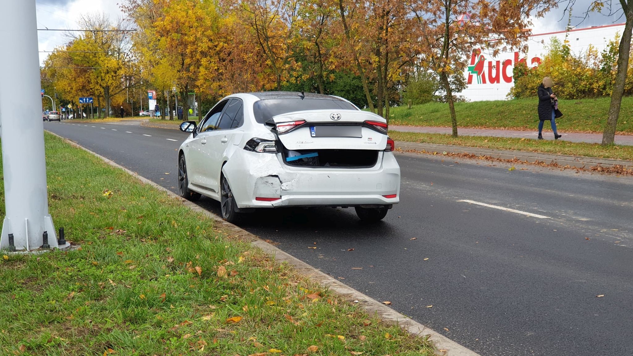 Najpierw wypadek, po chwili kolizja. Wszystko przed tym samym przejściem dla pieszych (zdjęcia)