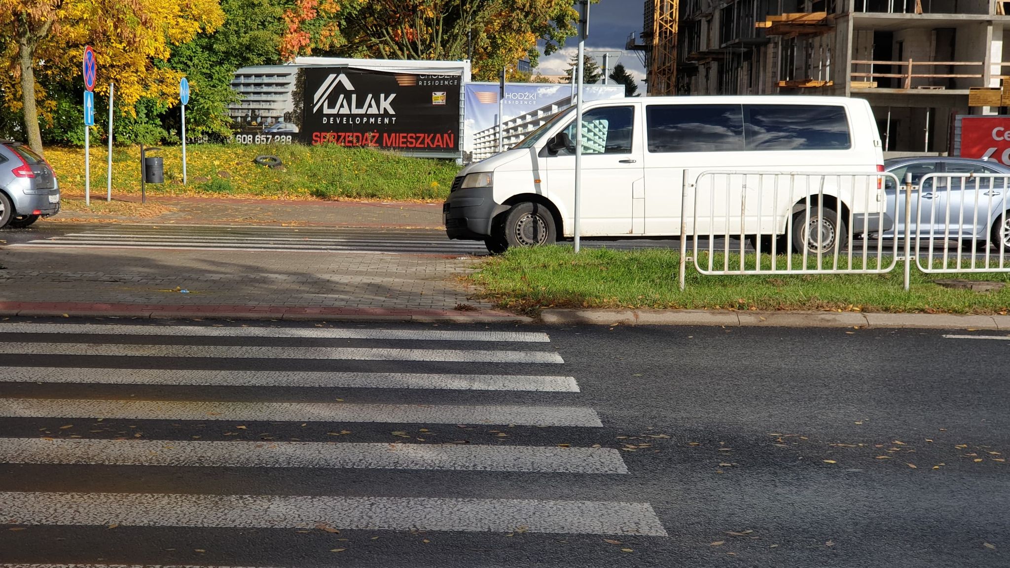 Najpierw wypadek, po chwili kolizja. Wszystko przed tym samym przejściem dla pieszych (zdjęcia)