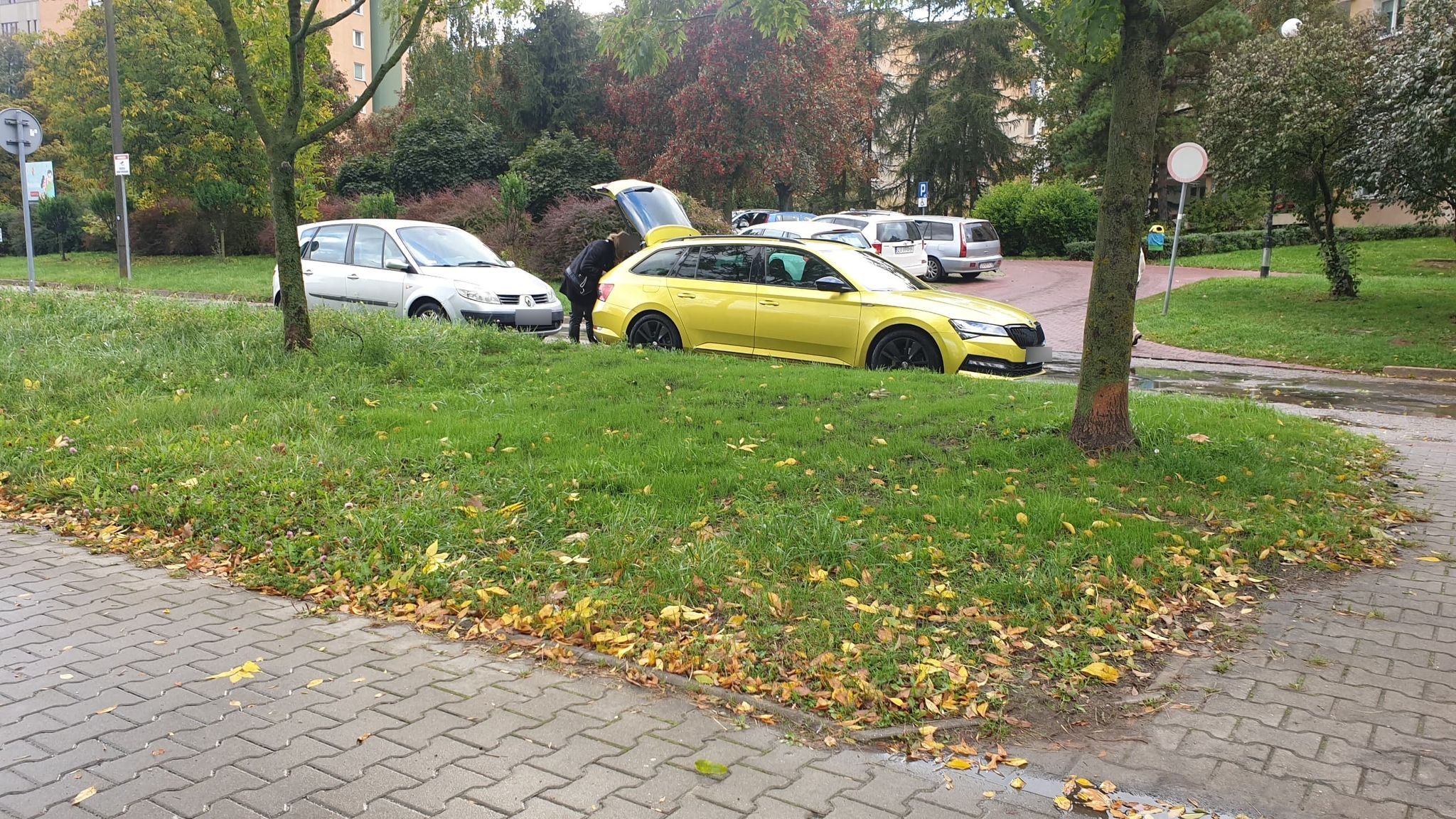 Najpierw wypadek, po chwili kolizja. Wszystko przed tym samym przejściem dla pieszych (zdjęcia)