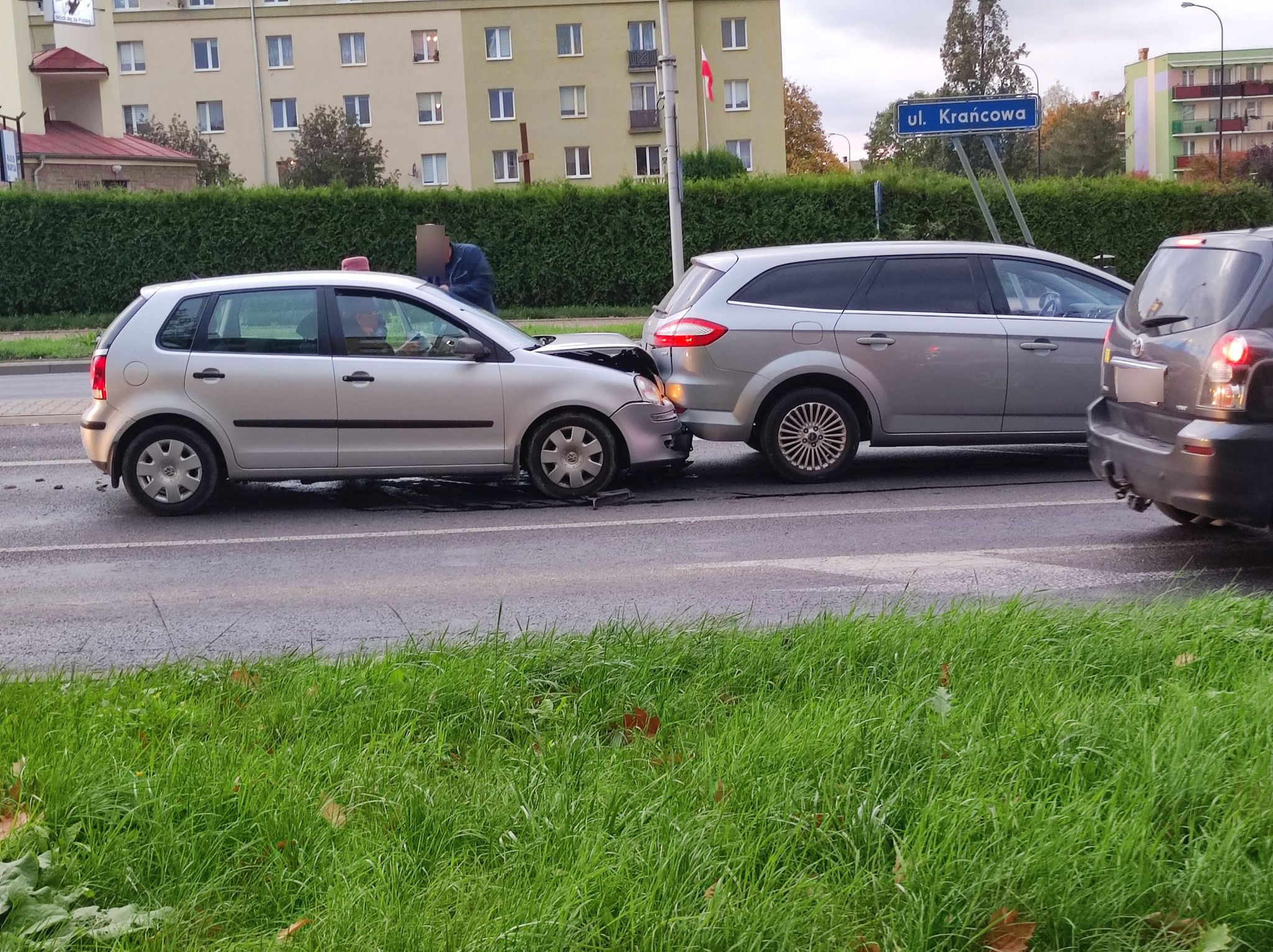 Starszy mężczyzna nie zauważył, że samochody się zatrzymują. Wjechał w forda (zdjęcia)