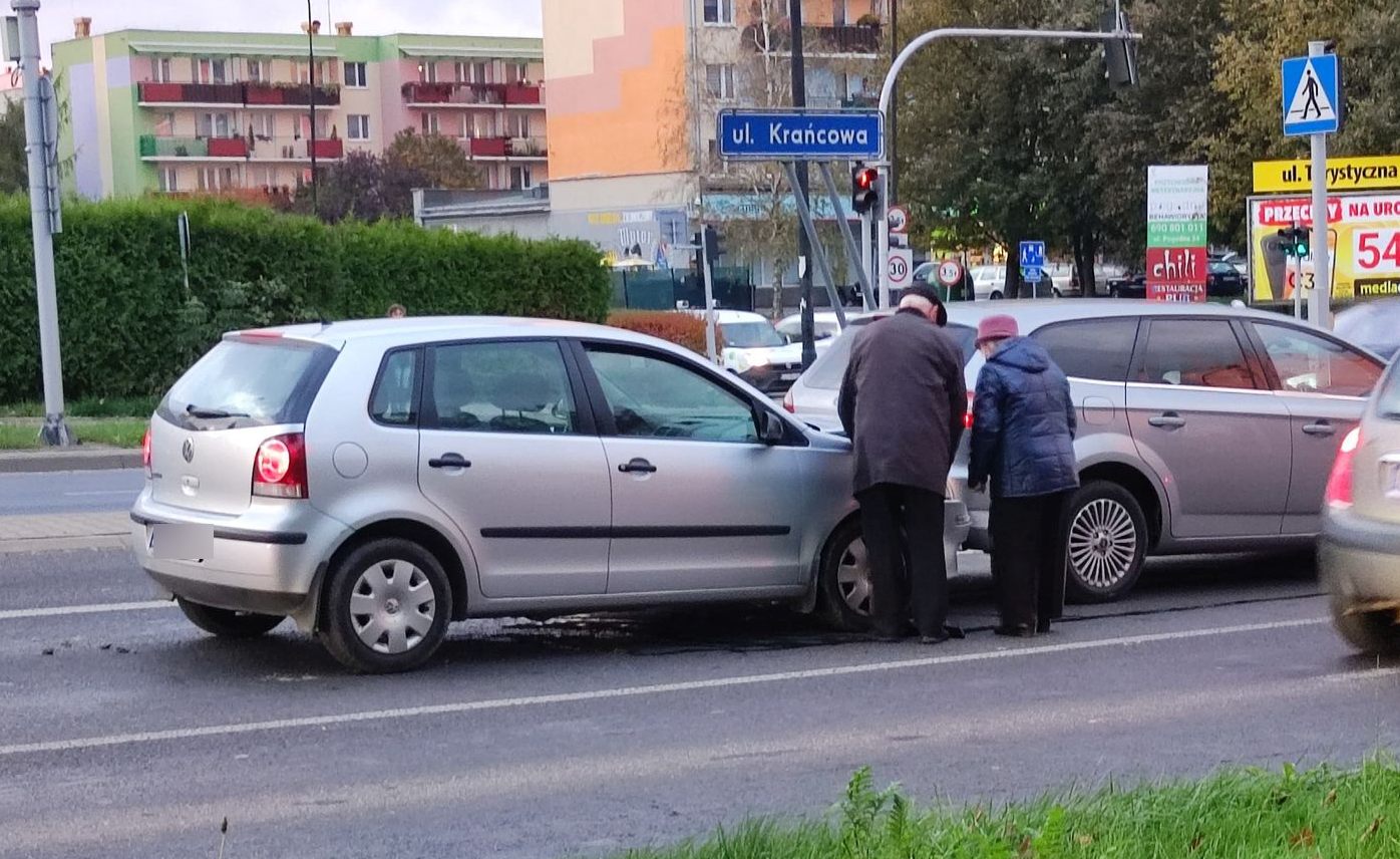 Starszy mężczyzna nie zauważył, że samochody się zatrzymują. Wjechał w forda (zdjęcia)