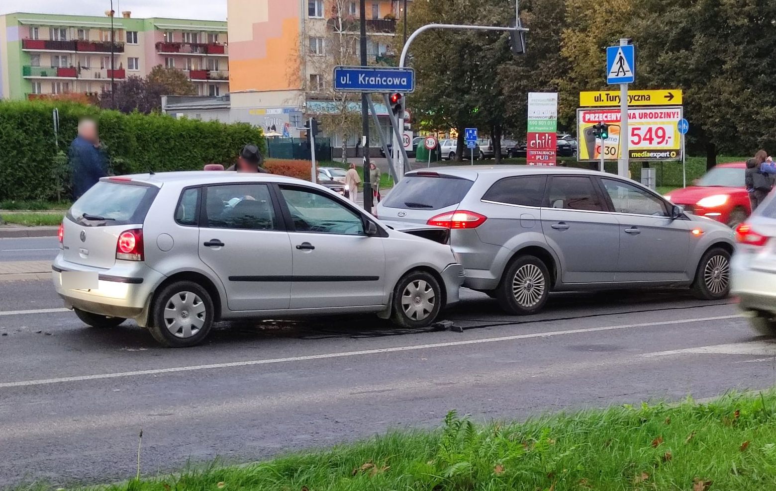 Starszy mężczyzna nie zauważył, że samochody się zatrzymują. Wjechał w forda (zdjęcia)