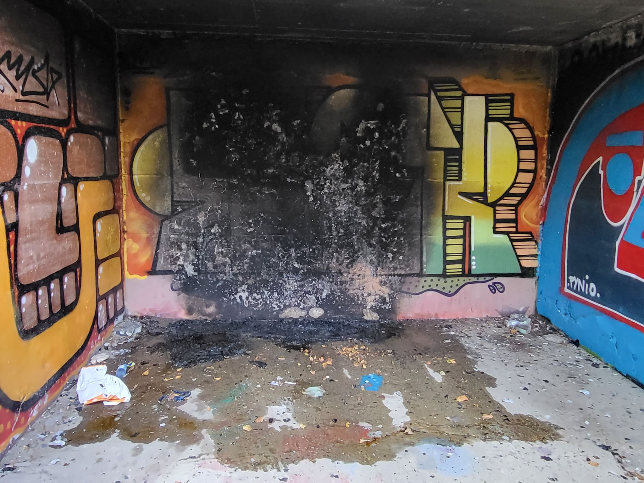 Z przejścia podziemnego, w którym przebywają bezdomni, wydobywał się dym. Na miejscu policja i strażacy (zdjęcia)