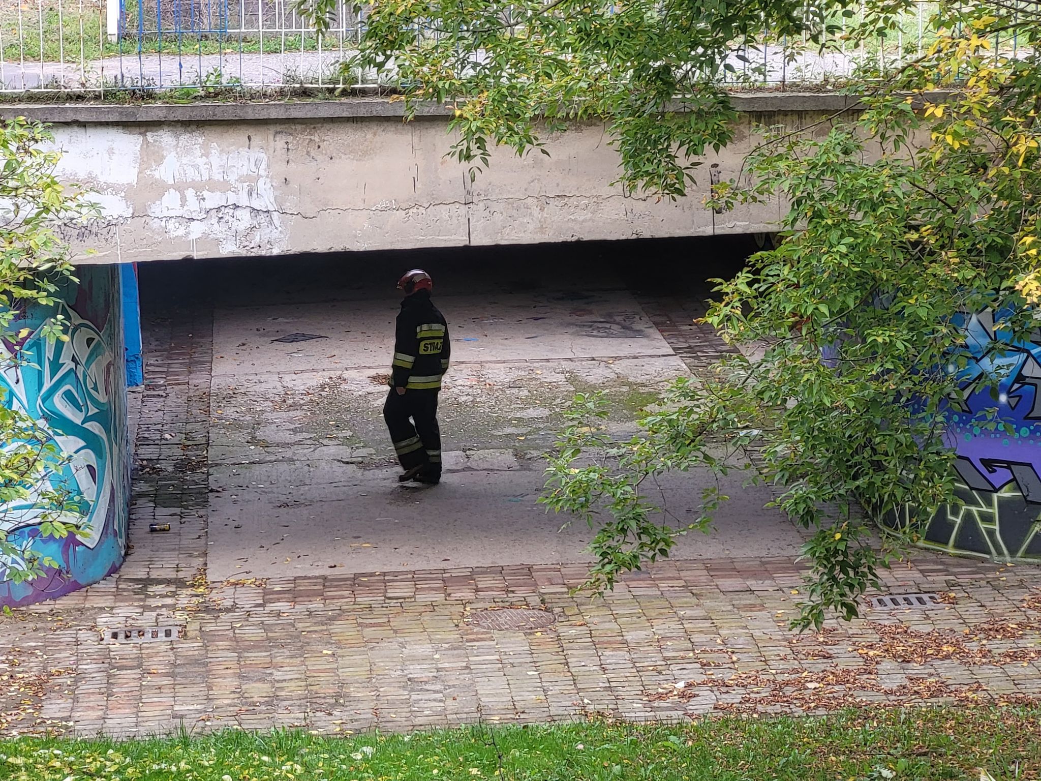 Z przejścia podziemnego, w którym przebywają bezdomni, wydobywał się dym. Na miejscu policja i strażacy (zdjęcia)