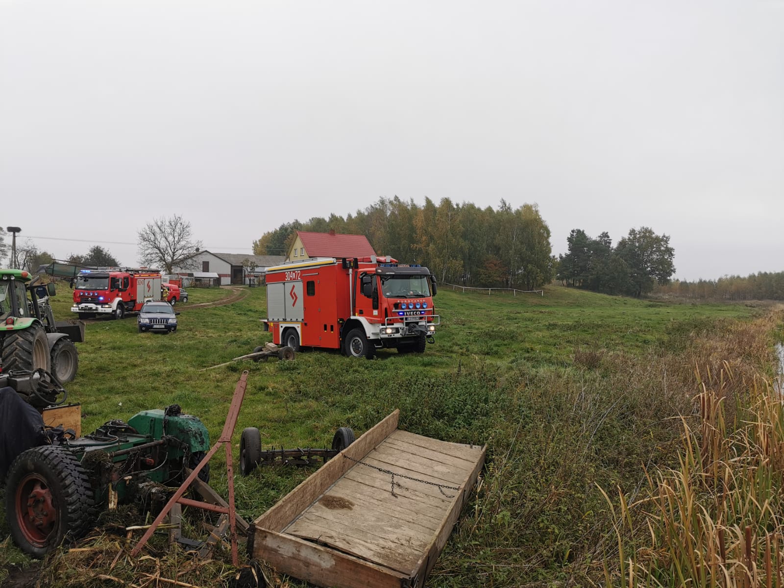 Dramatyczna akcja ratunkowa nad rzeką. Życia traktorzysty nie udało się uratować (zdjęcia)