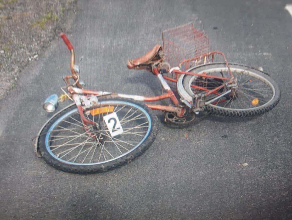 Pijany rowerzysta stracił równowagę i uderzył w dostawczego mercedesa. Mężczyzna nie żyje (zdjęcia)