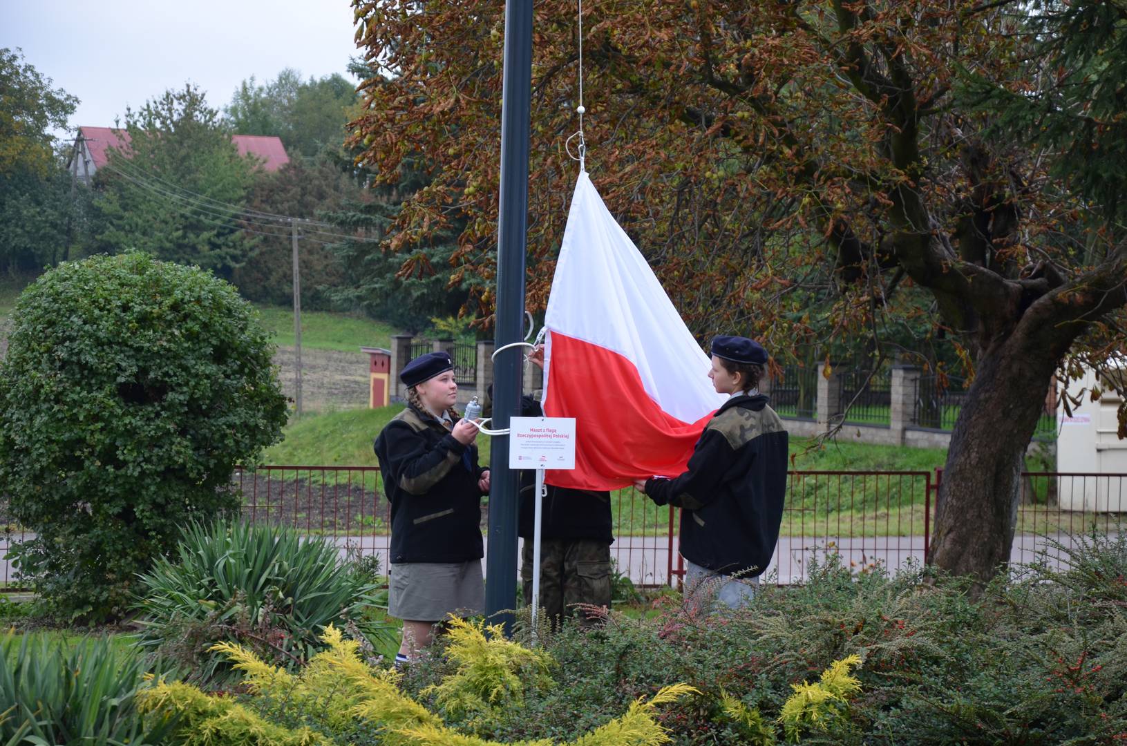 W całym regionie stawiają maszty z flagami. Mają zjednoczyć nasz kraj i jego mieszkańców (zdjęcia)