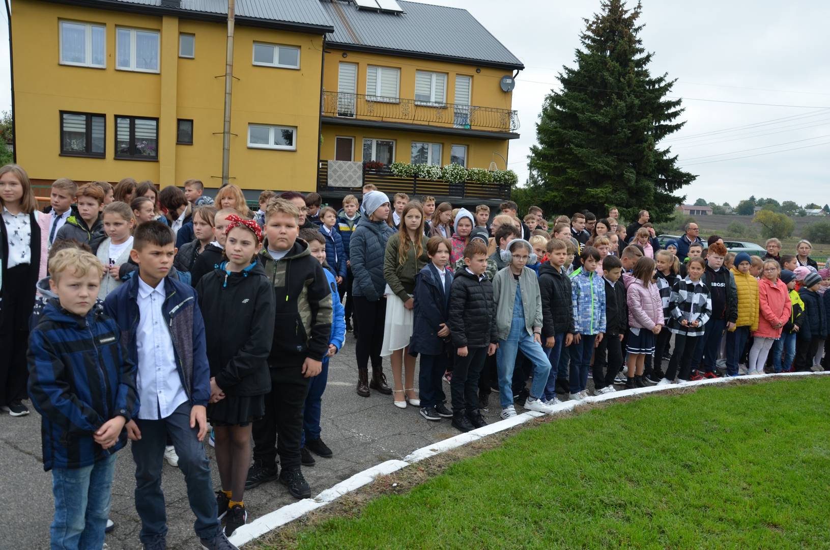 W całym regionie stawiają maszty z flagami. Mają zjednoczyć nasz kraj i jego mieszkańców (zdjęcia)