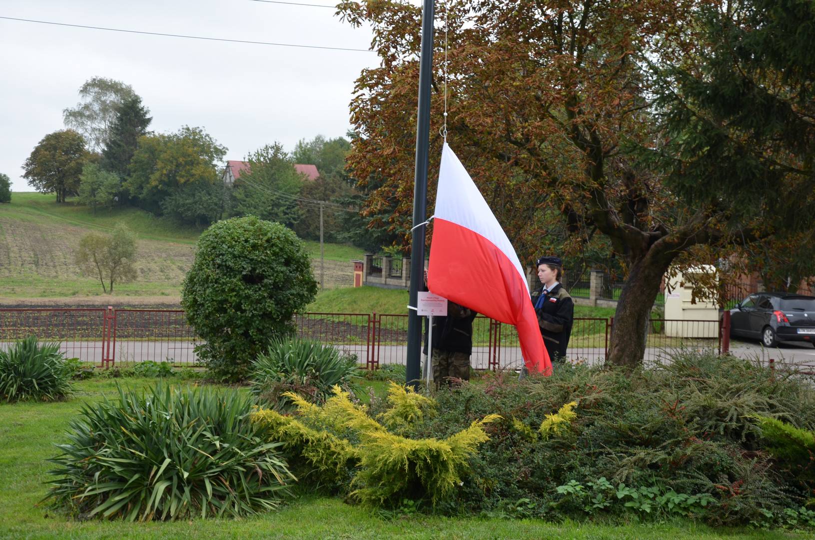 W całym regionie stawiają maszty z flagami. Mają zjednoczyć nasz kraj i jego mieszkańców (zdjęcia)