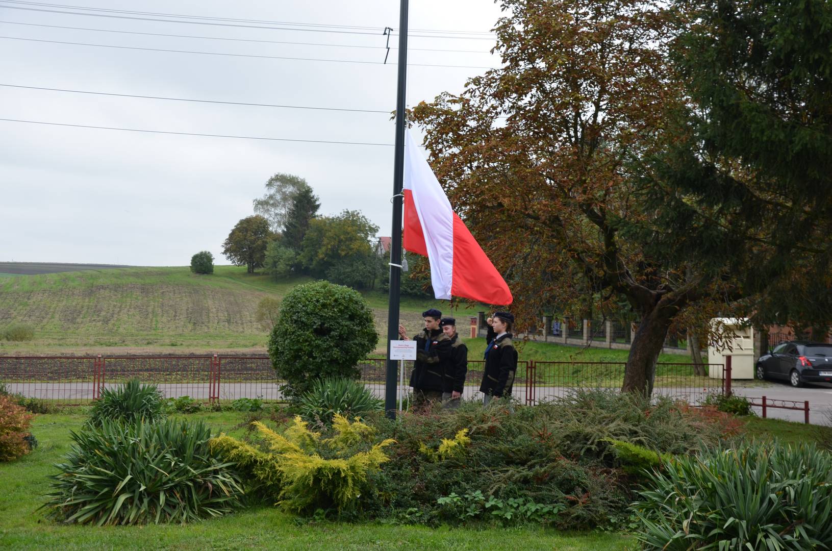 W całym regionie stawiają maszty z flagami. Mają zjednoczyć nasz kraj i jego mieszkańców (zdjęcia)