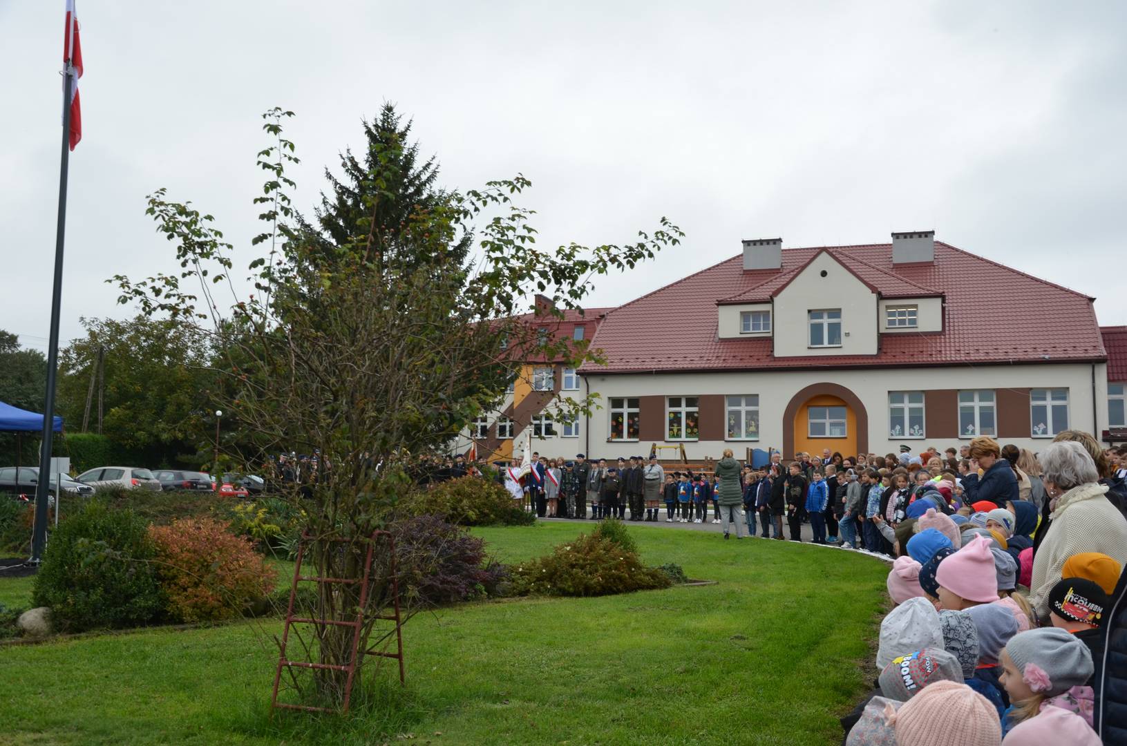 W całym regionie stawiają maszty z flagami. Mają zjednoczyć nasz kraj i jego mieszkańców (zdjęcia)