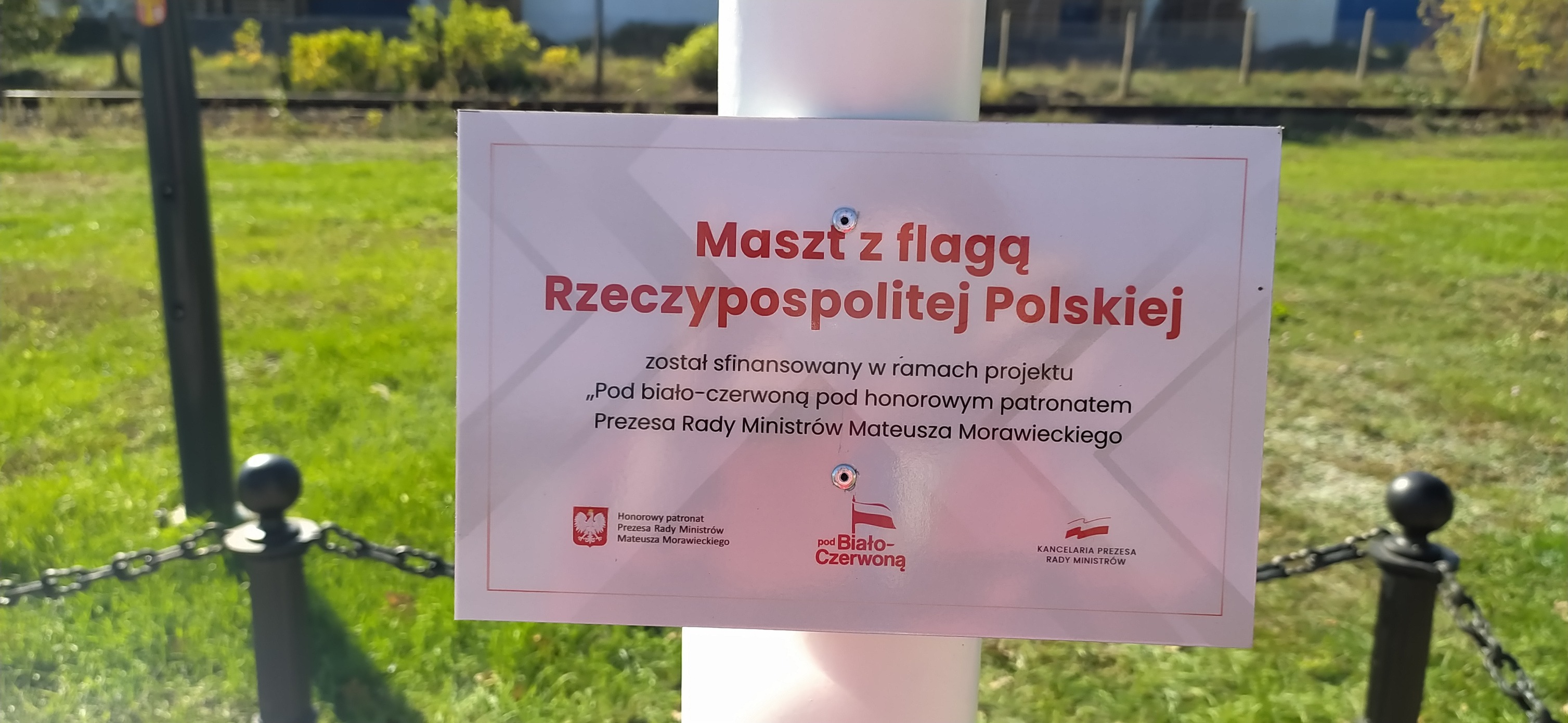 W całym regionie stawiają maszty z flagami. Mają zjednoczyć nasz kraj i jego mieszkańców (zdjęcia)