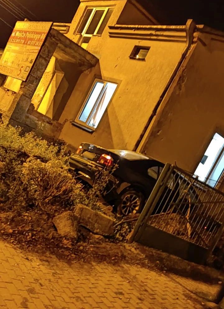 Nie zauważył końca ulicy. BMW staranowało ogrodzenie i uderzyło w budynek (zdjęcia)
