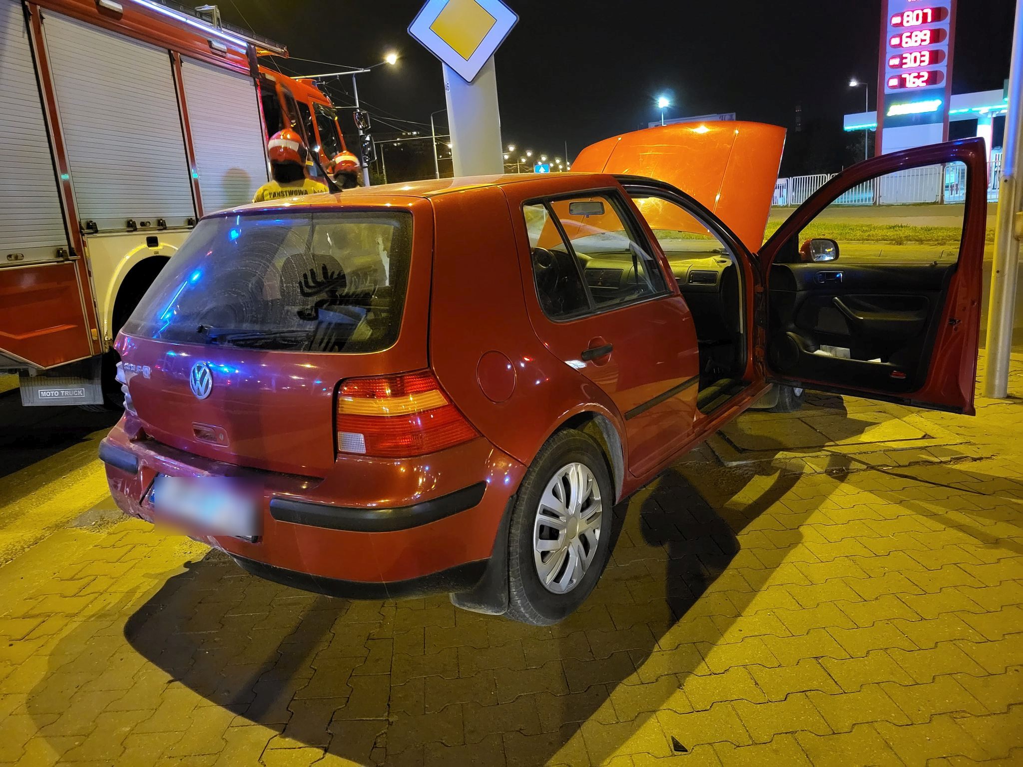 Volkswagen się zatrzymał, mercedes nie zdążył. Kobieta w ciąży trafiła do szpitala (zdjęcia)
