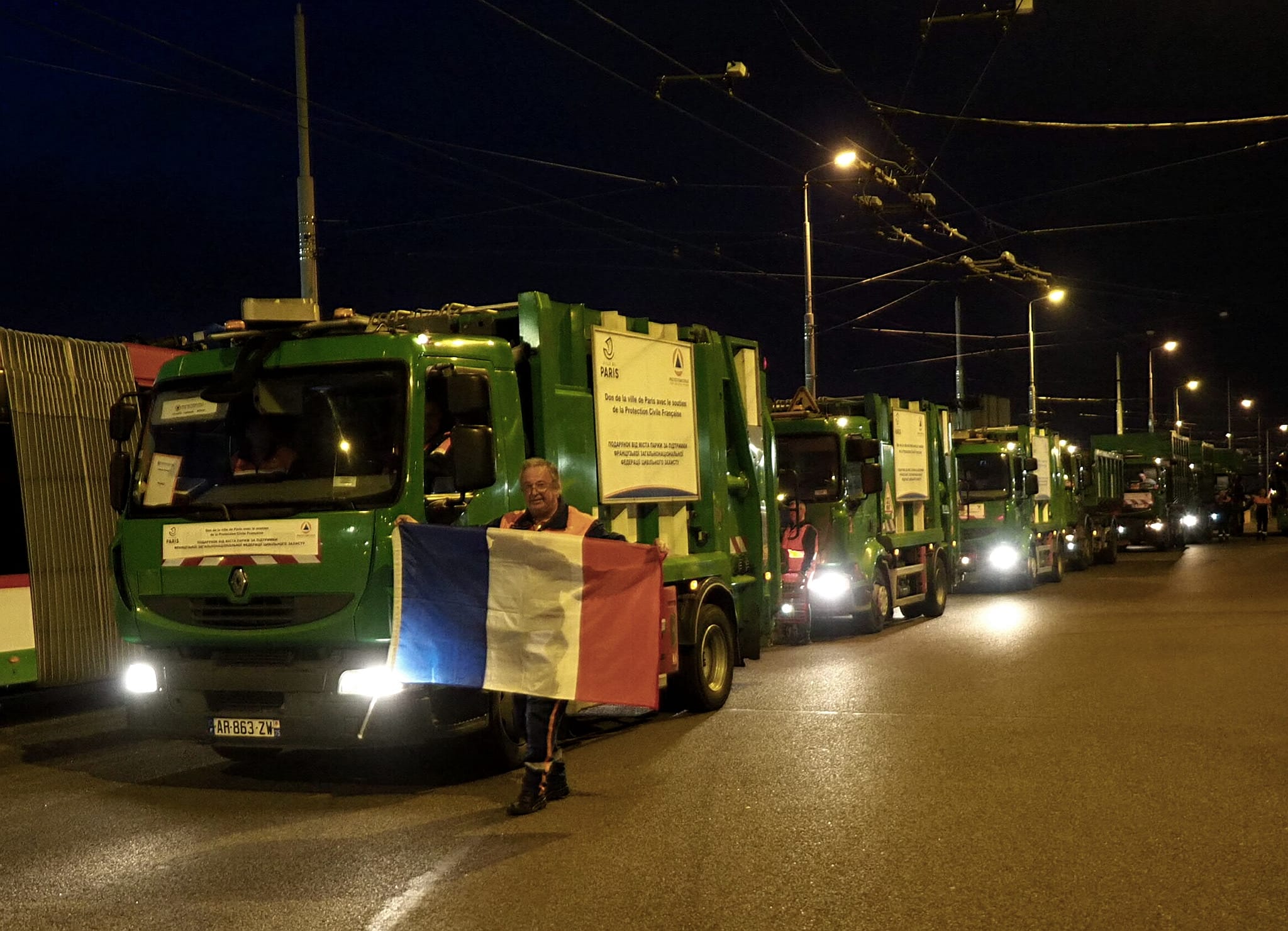 Do Lublina wjechał konwój francuskich ciężarówek. Za kilka dni ruszą pomagać w odgruzowywaniu Ukrainy (zdjęcia)