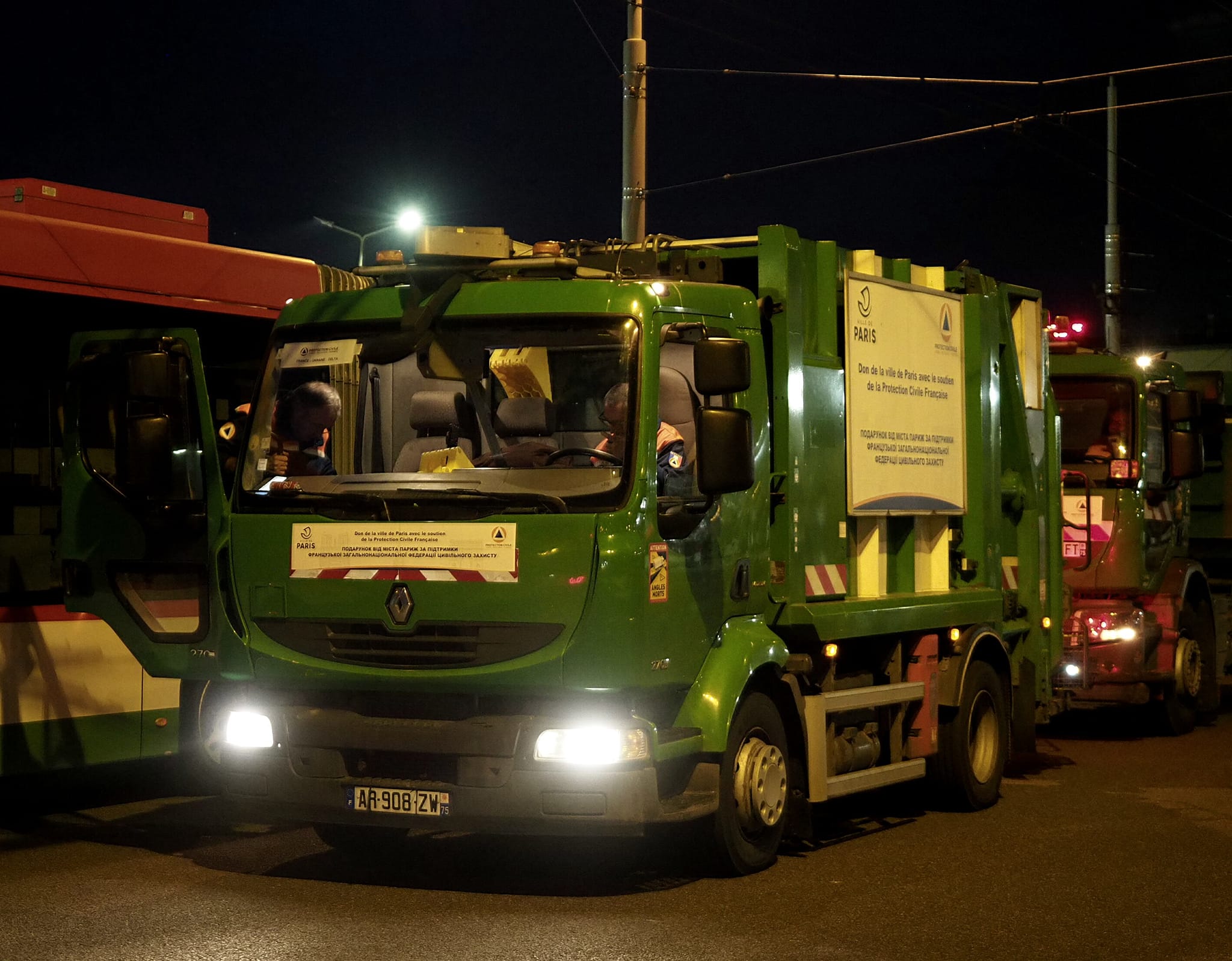 Do Lublina wjechał konwój francuskich ciężarówek. Za kilka dni ruszą pomagać w odgruzowywaniu Ukrainy (zdjęcia)