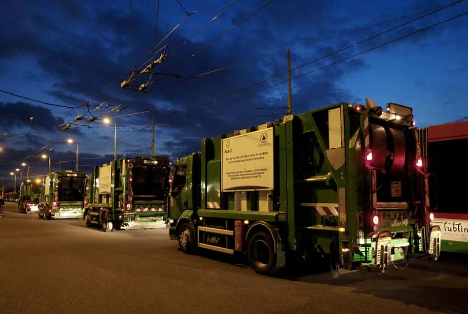 Do Lublina wjechał konwój francuskich ciężarówek. Za kilka dni ruszą pomagać w odgruzowywaniu Ukrainy (zdjęcia)