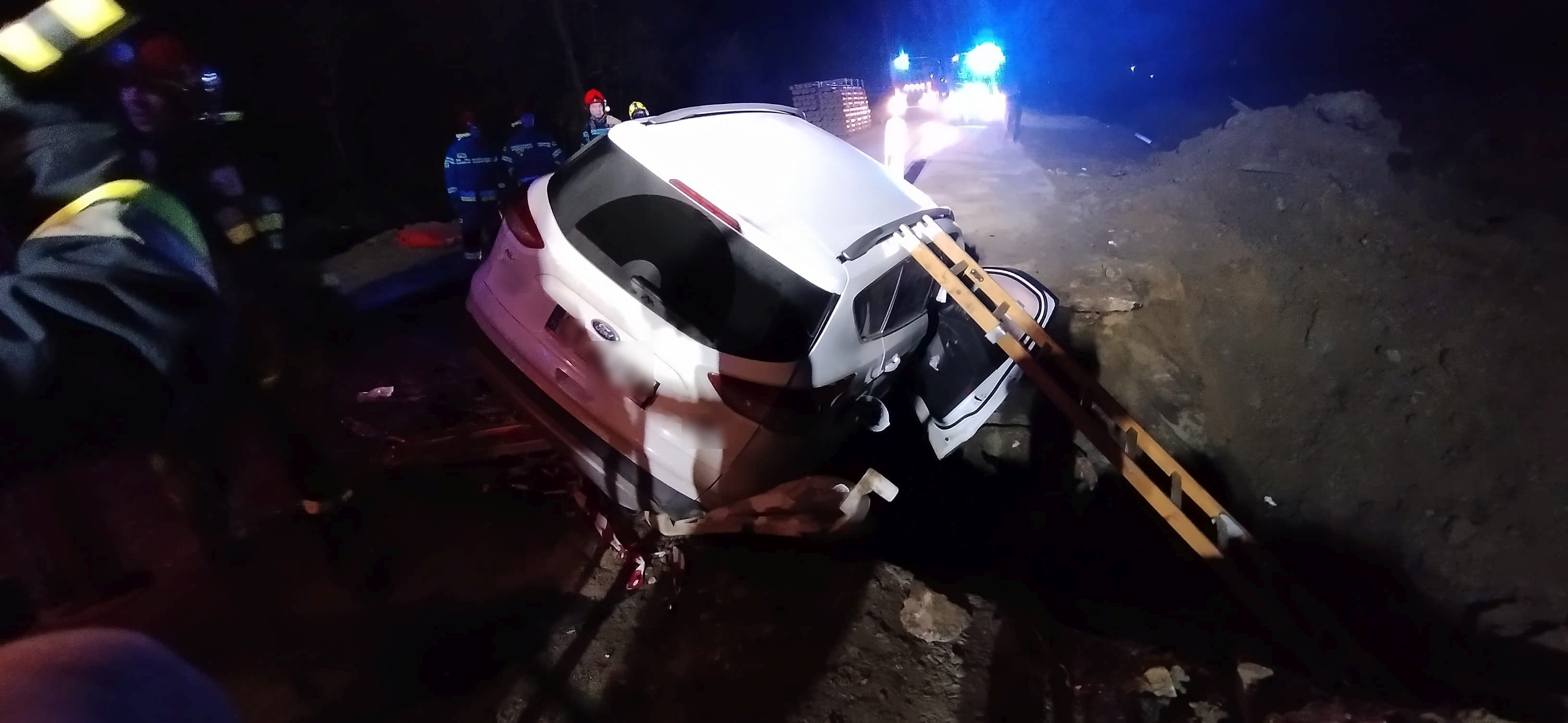 Wypadek na przebudowywanej drodze. Jedno z aut zawisło na jej krawędzi (zdjęcia)