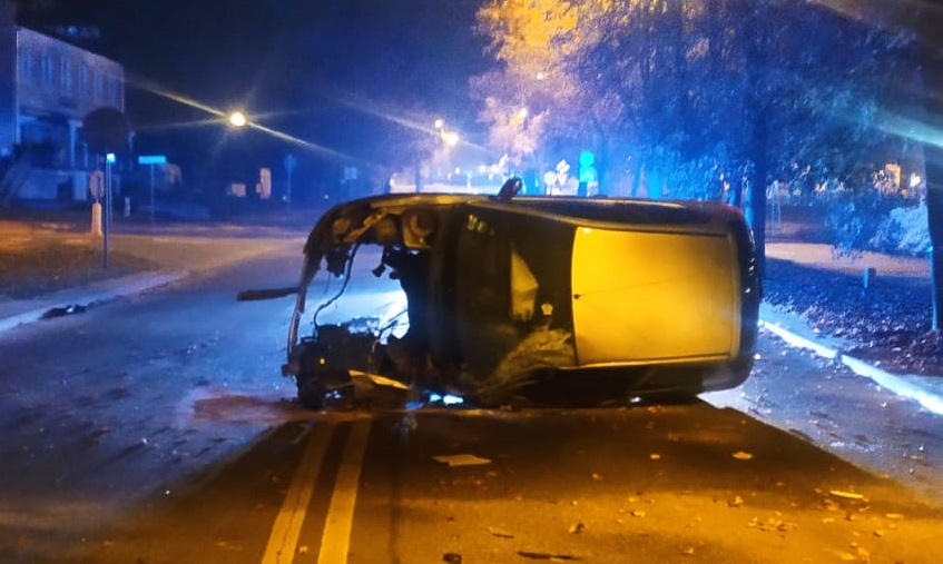 Peugeot uderzył w słup i drzewo, z auta wyrwało silnik. Kierowca pijany, pasażerka została ranna (zdjęcia)
