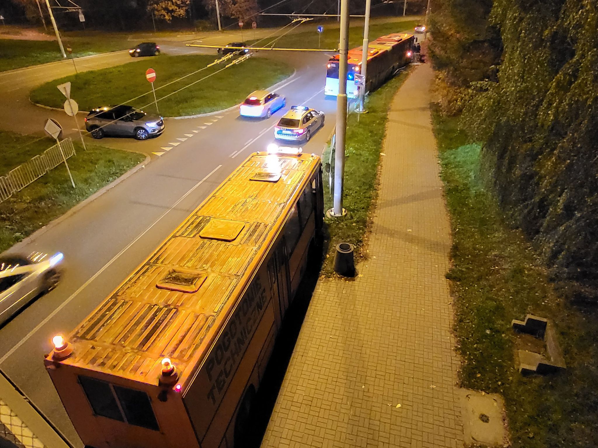 Autobus uderzył w bariery. Wszystko przez kobietę kierującą BMW (zdjęcia)