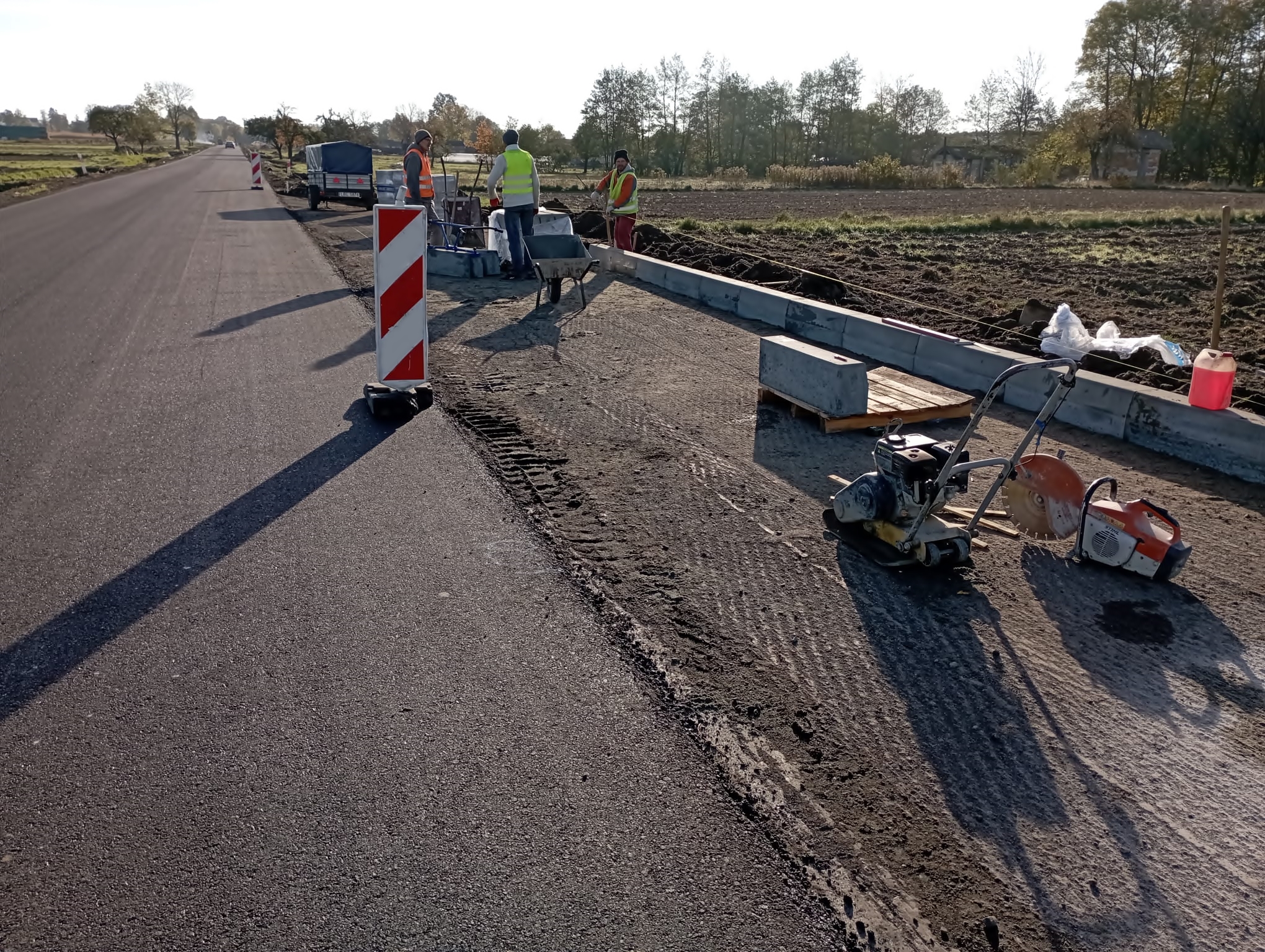 Remontują kolejne odcinki drogi wojewódzkiej na Roztoczu. Trasa ta łączy nasz region z Podkarpaciem (zdjęcia)