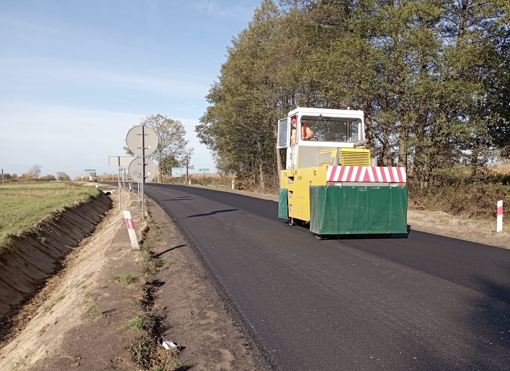 Remontują kolejne odcinki drogi wojewódzkiej na Roztoczu. Trasa ta łączy nasz region z Podkarpaciem (zdjęcia)
