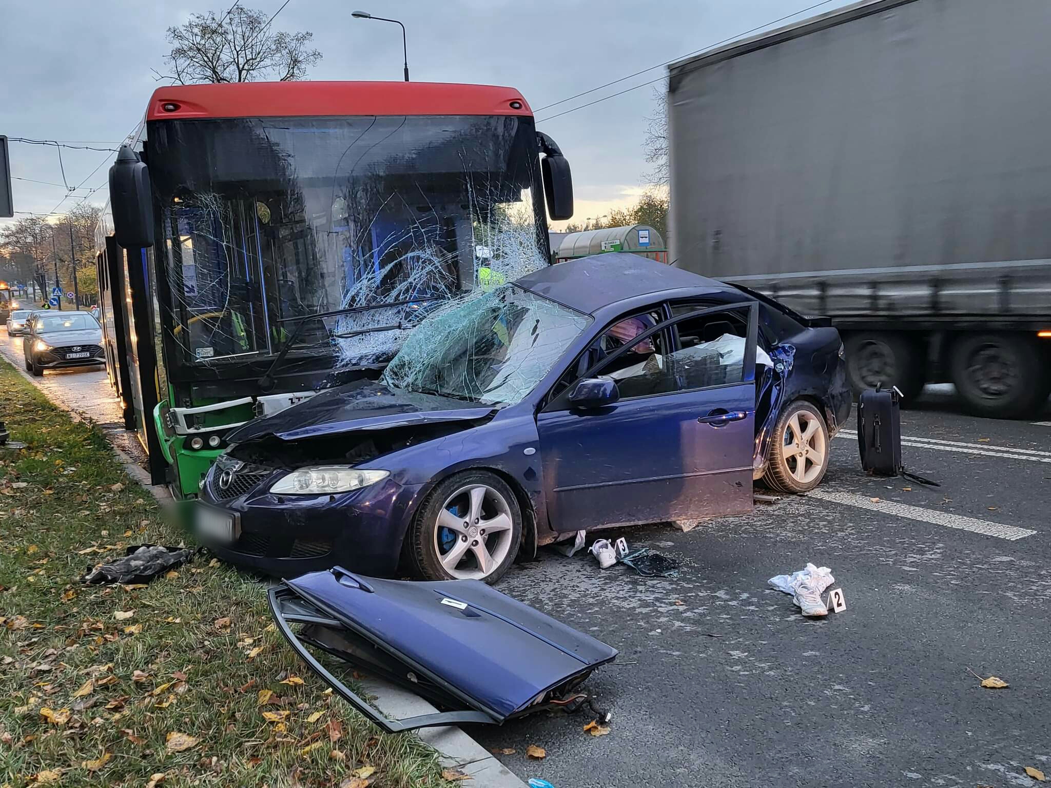 Zderzenie mazdy z autobusem w Lublinie. Dwie osoby nieprzytomne trafiły do szpitala (zdjęcia)