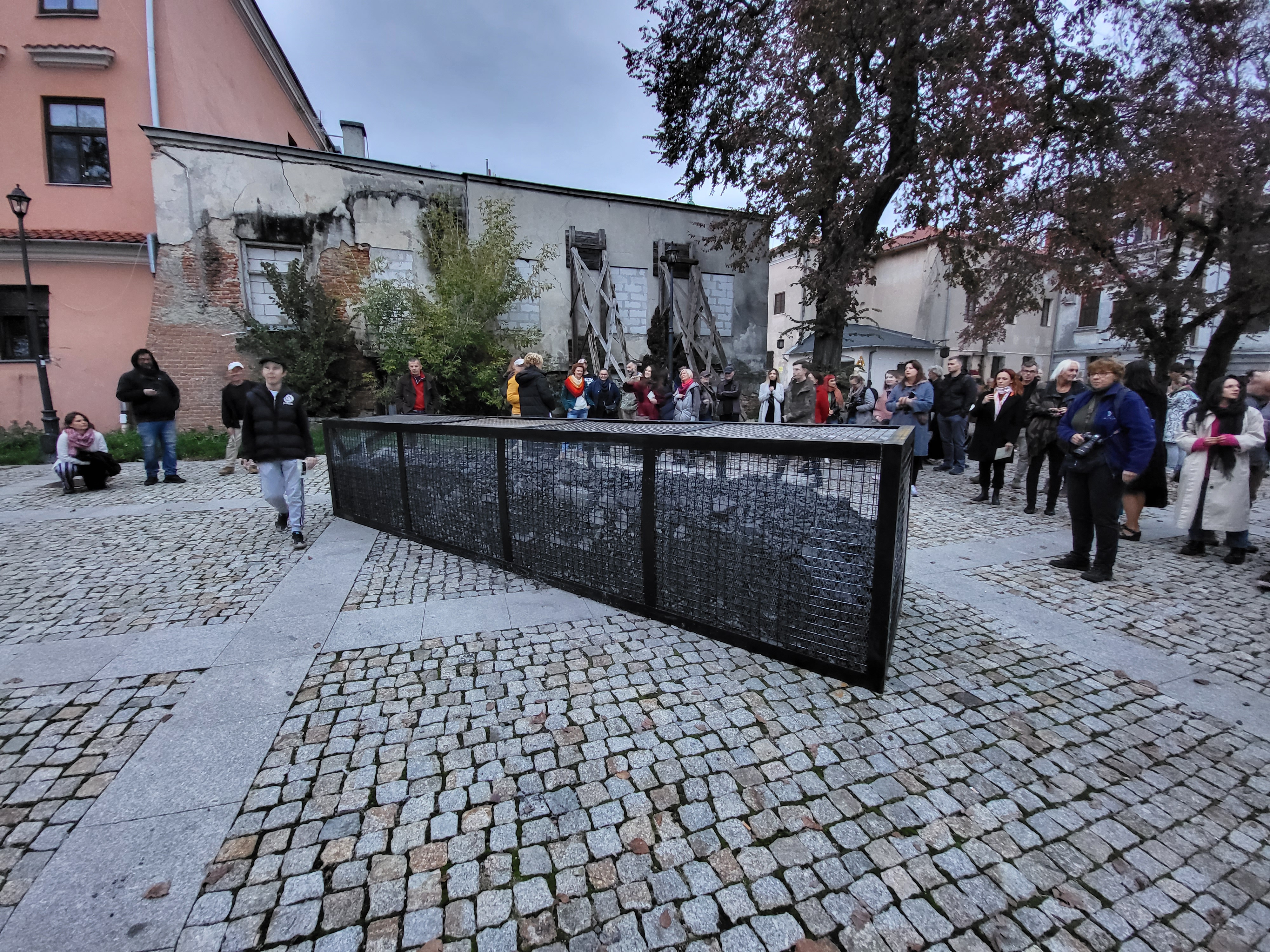 W Lublinie stanął Pomnik Węgla. Carbon Monument można oglądać na Placu Jerzego Giedroycia (zdjęcia)