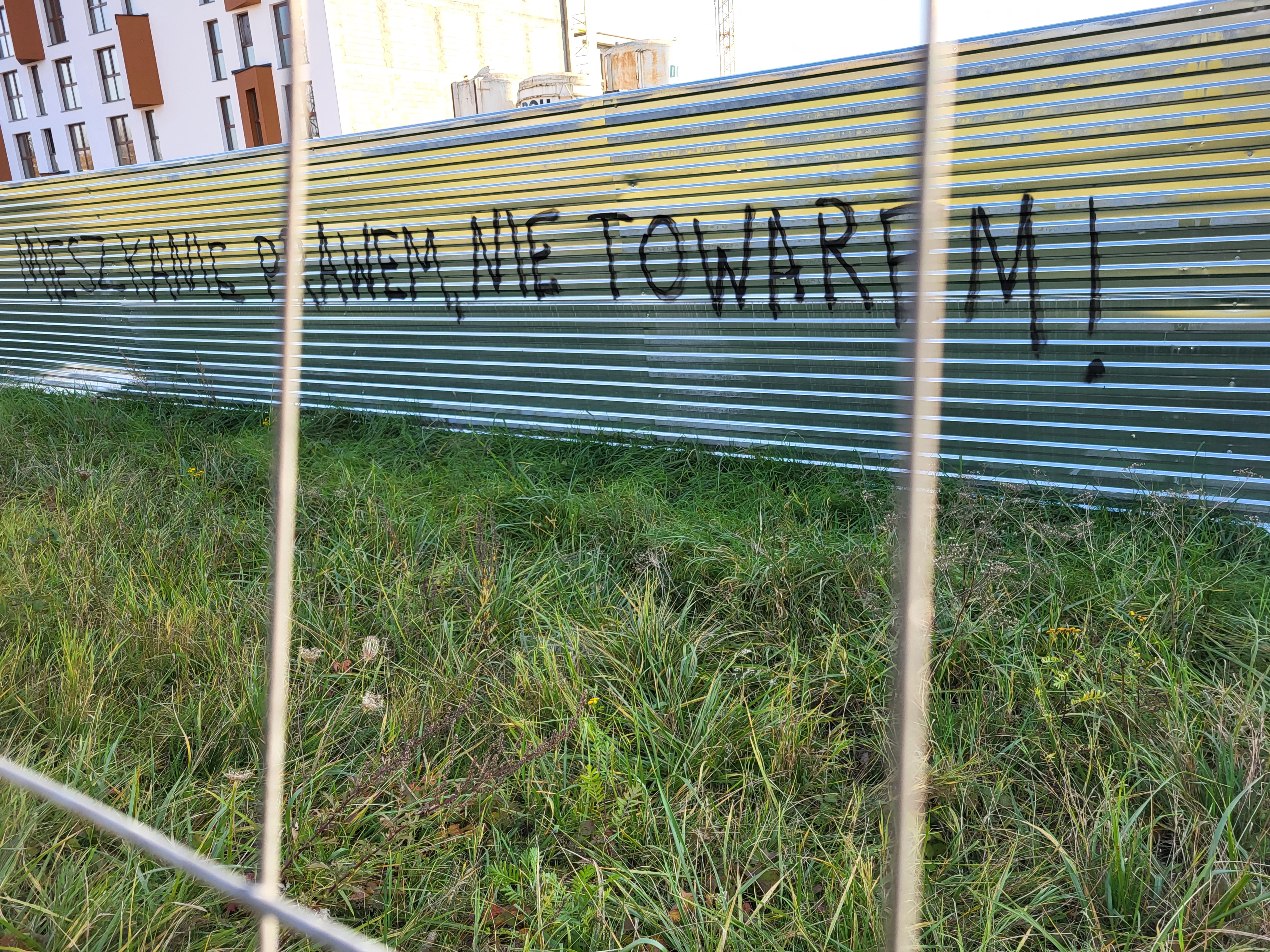 „Niszcz patodeweloperkę”, „Mieszkanie prawem nie towarem”. Ktoś pomazał ogrodzenie budowy w Lublinie (zdjęcia)