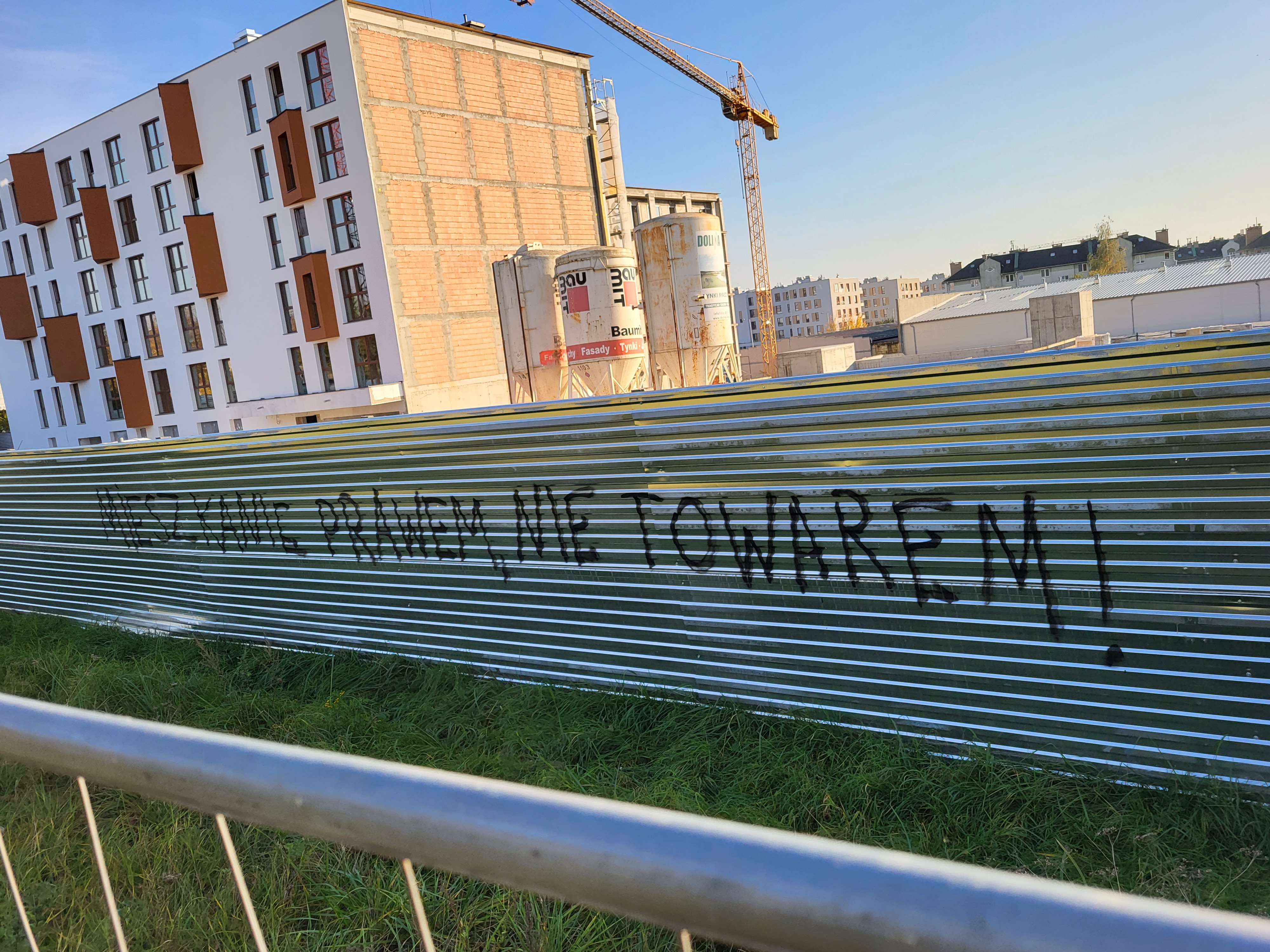 „Niszcz patodeweloperkę”, „Mieszkanie prawem nie towarem”. Ktoś pomazał ogrodzenie budowy w Lublinie (zdjęcia)