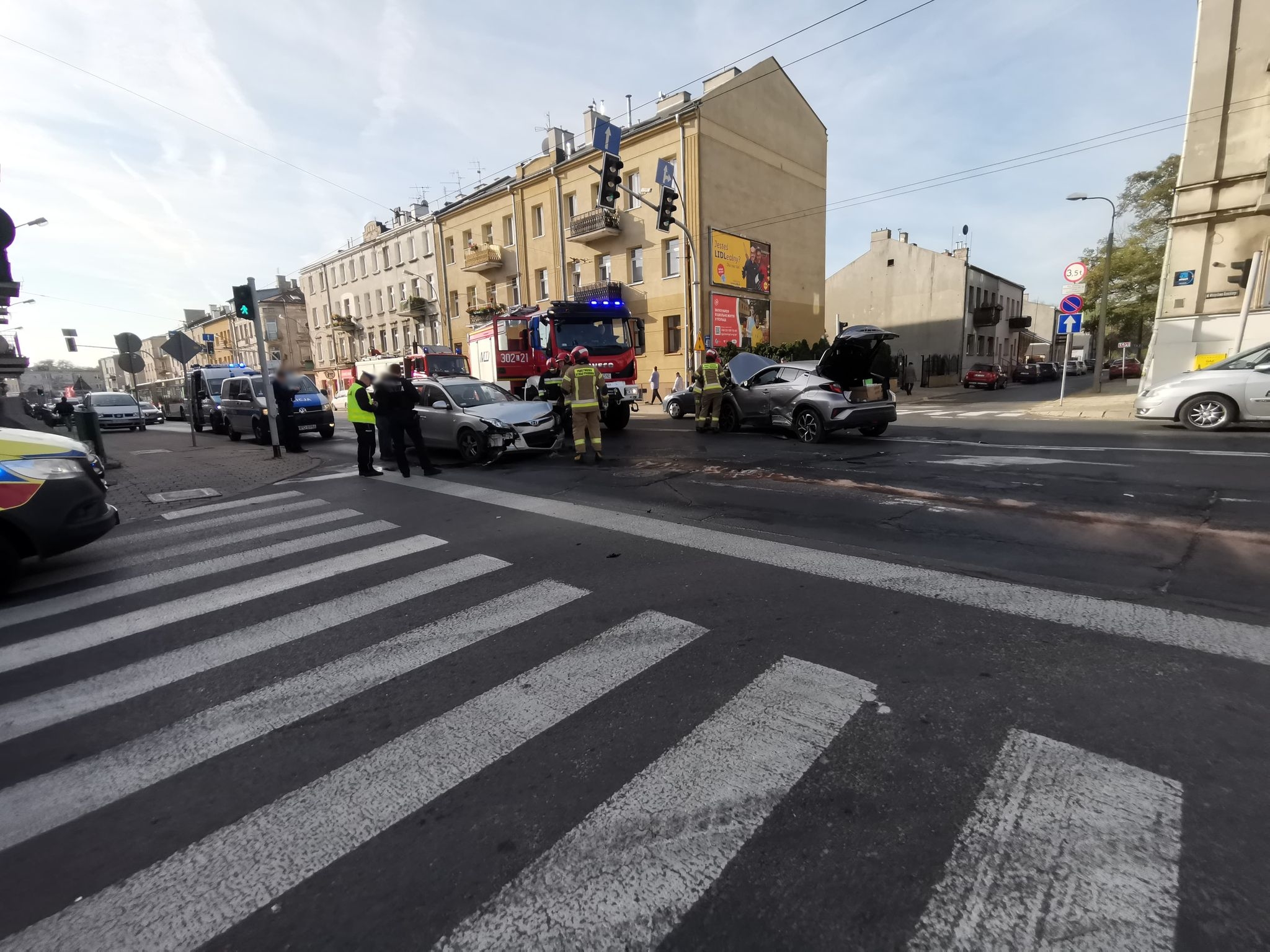 Zderzenie dwóch pojazdów osobowych na ul. Kunickiego. Duże utrudnienia w ruchu w kierunku centrum (wideo)
