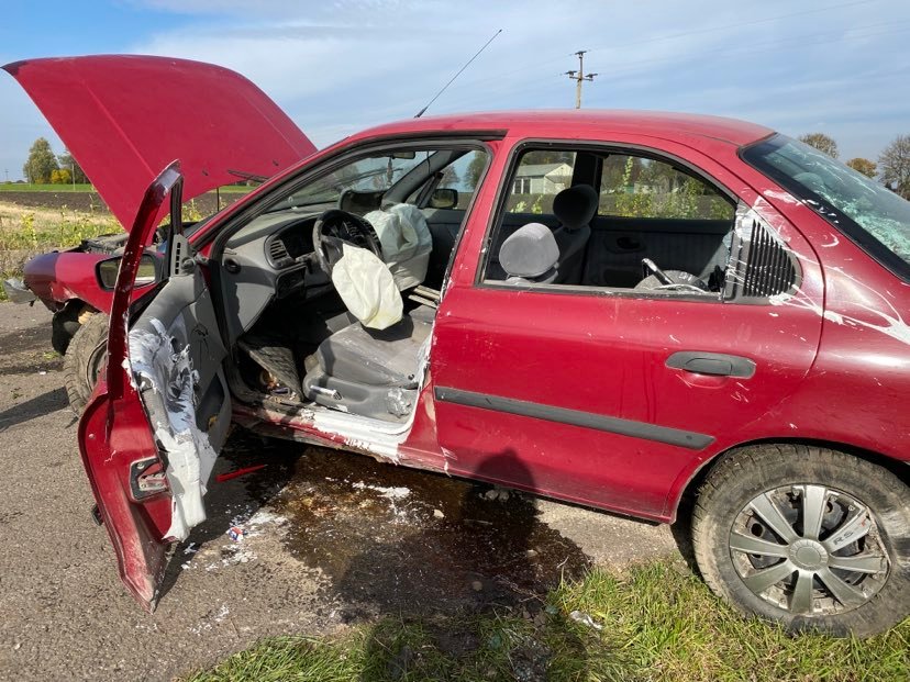 Podróż zakończyli w przydrożnym rowie (zdjęcia)