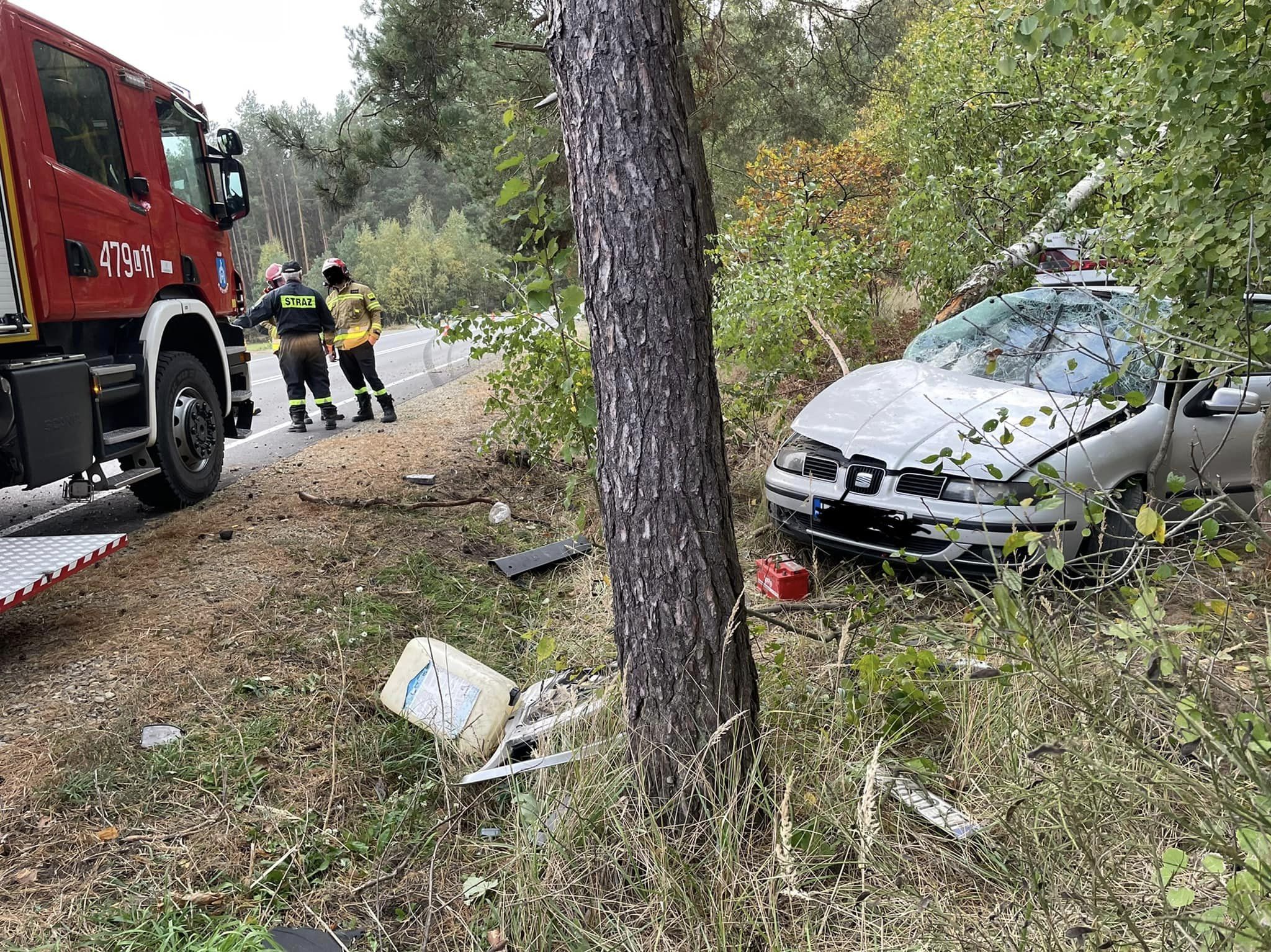 Seat uderzył w drzewo, kierowca zginął na miejscu (zdjęcia)