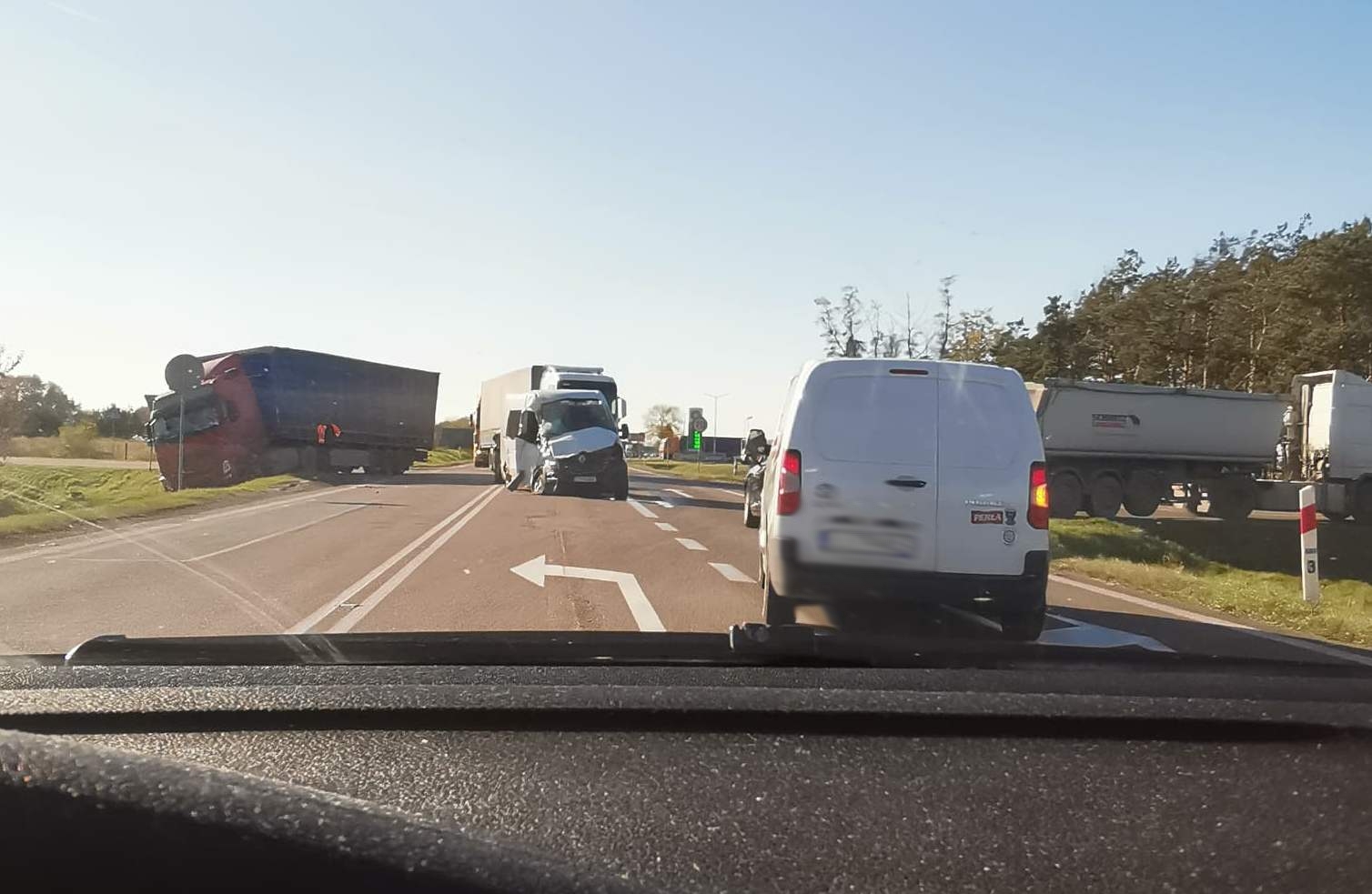 Skręcał w lewo, nie zauważył jadącej z naprzeciwka ciężarówki. Jedna osoba została ranna (zdjęcia)