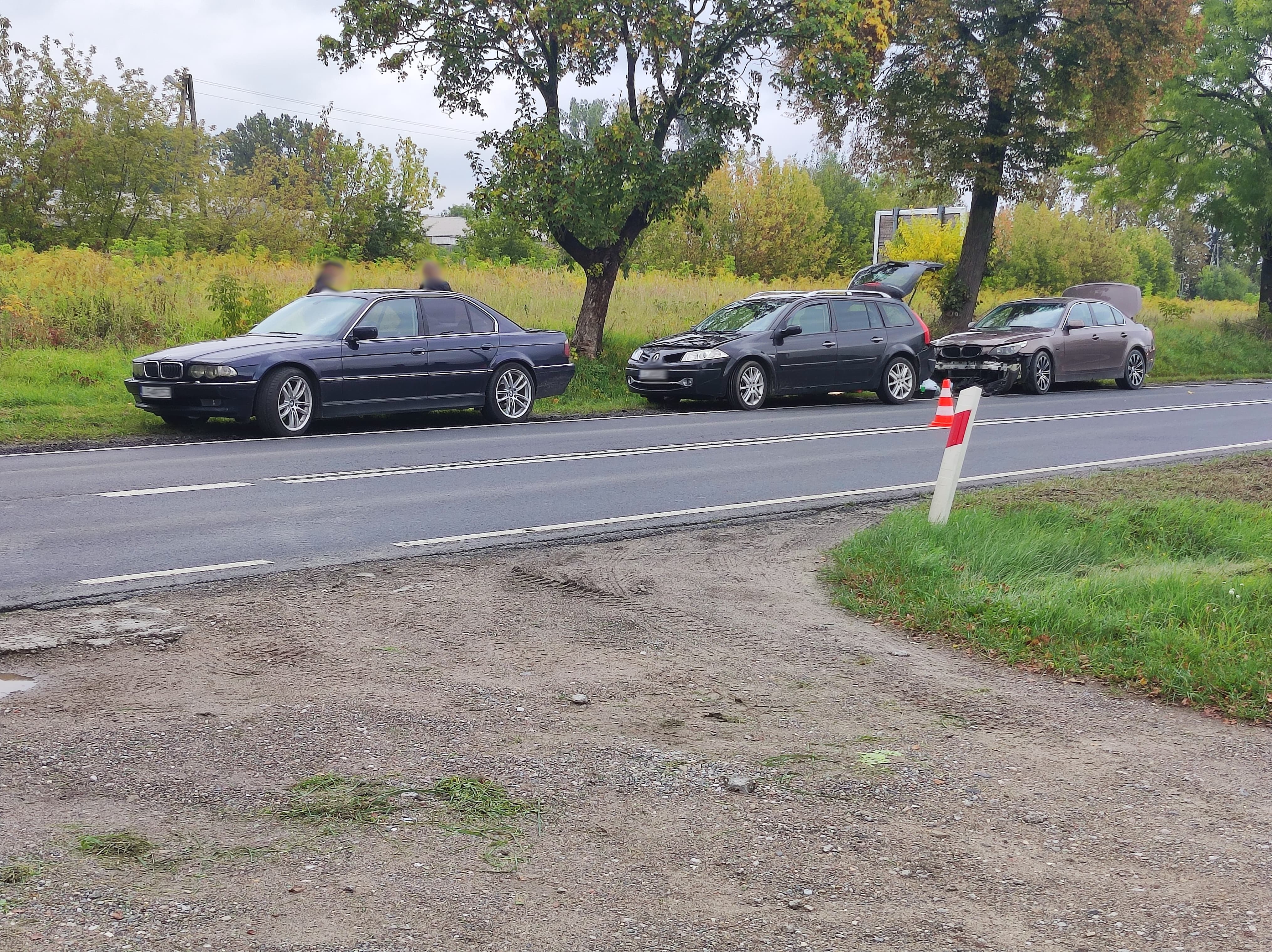 Zderzenie trzech pojazdów, dwóch BMW i renaulta, na trasie Łęczna – Lublin (zdjęcia)
