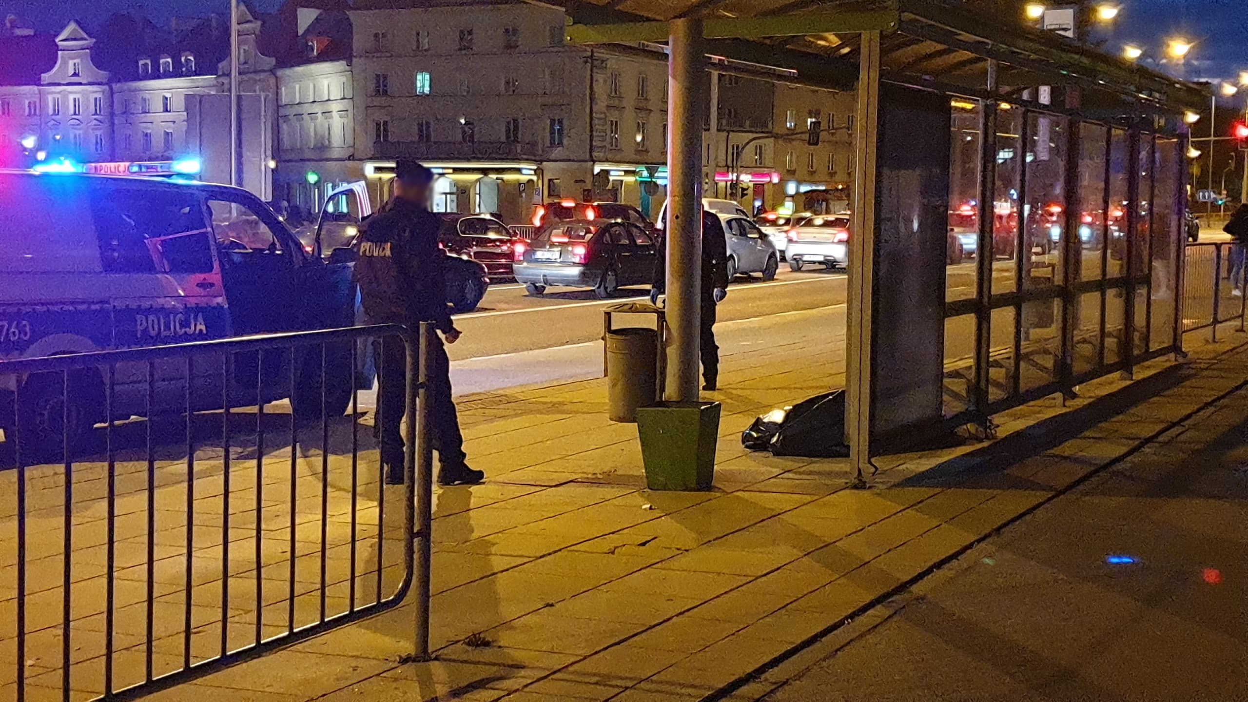 Nieprzytomny mężczyzna na przystanku w Lublinie. Nie udało się uratować 45-latka (zdjęcia)