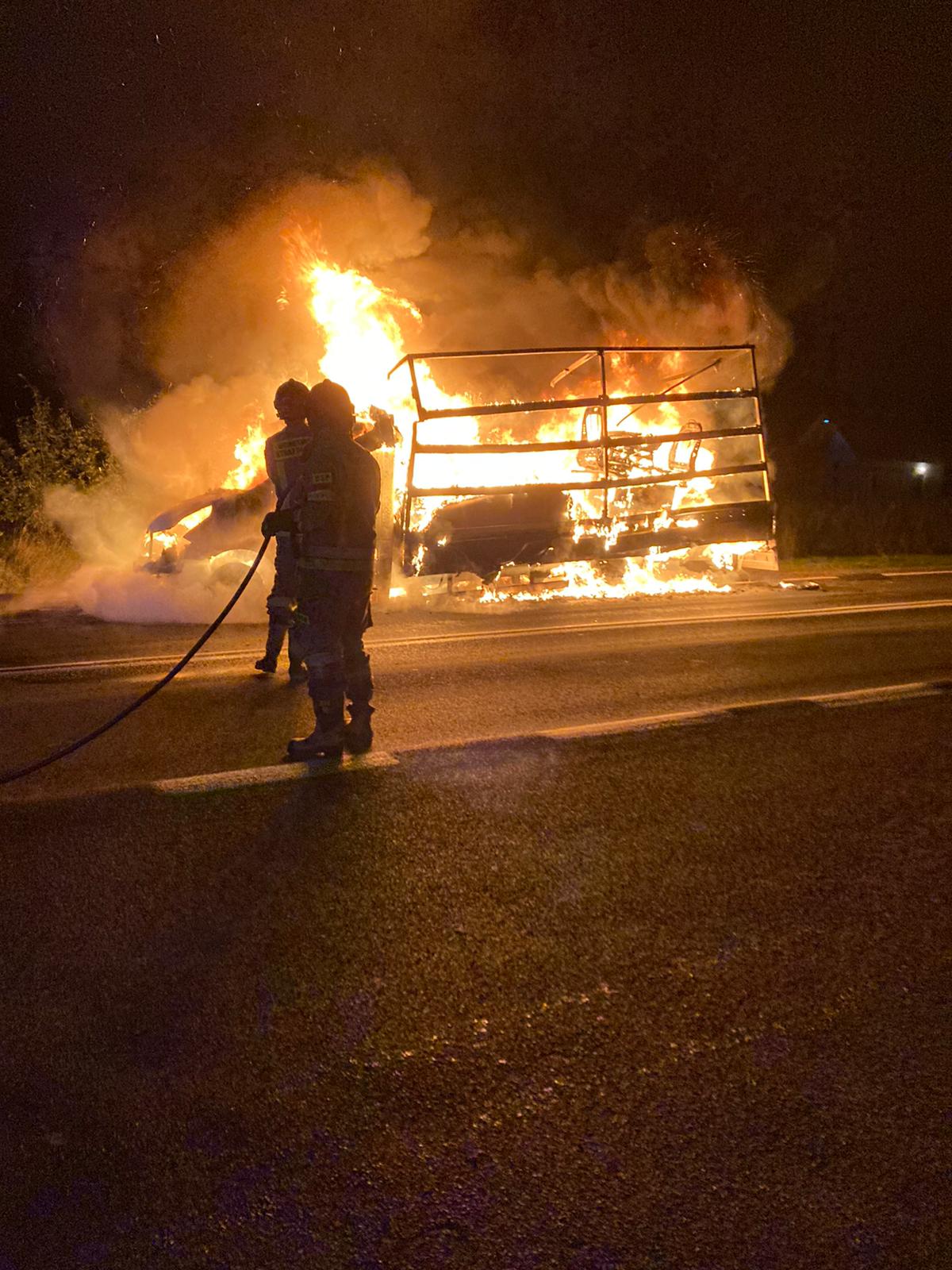 Strażacy walczyli z pożarem pojazdu dostawczego z oponami. Akcja gaśnicza trwała prawie dwie godziny (zdjęcia)