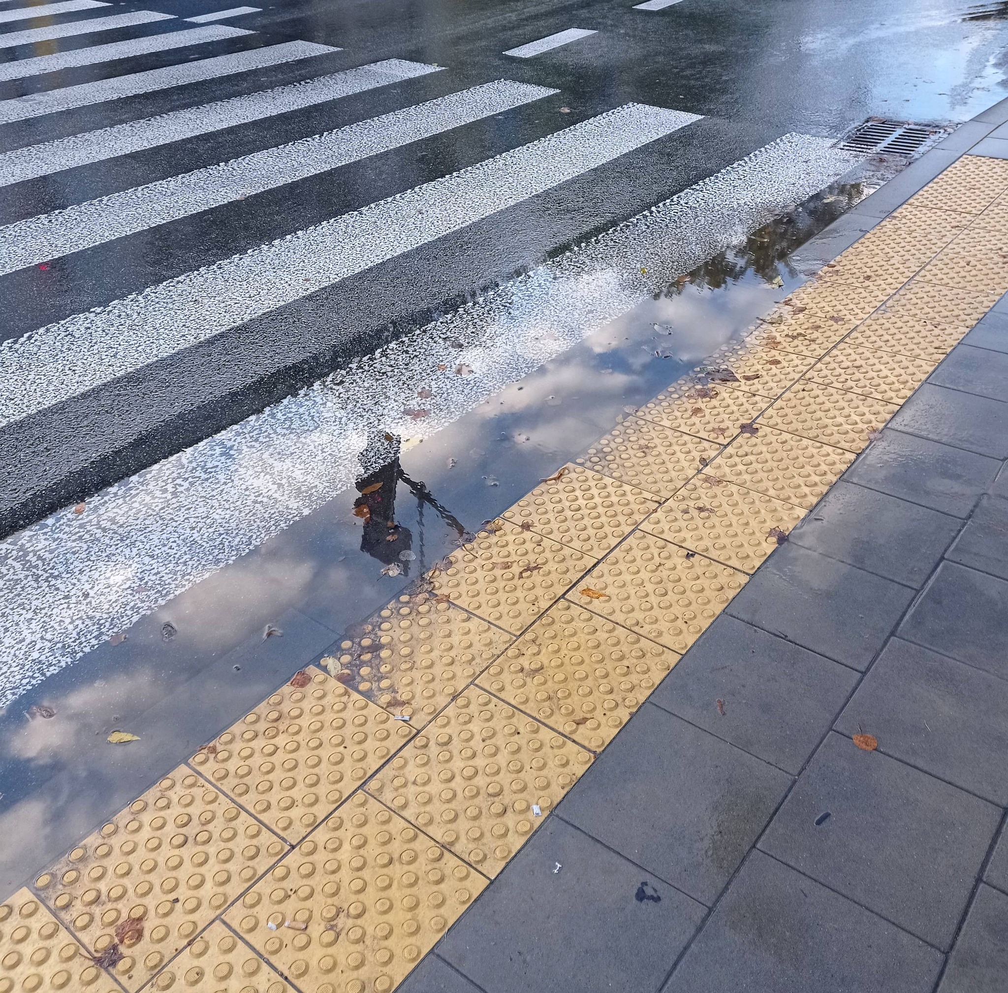 Na świeżo wyremontowanej ulicy zbiera się woda. Piesi muszą skakać po przejściu (zdjęcia)
