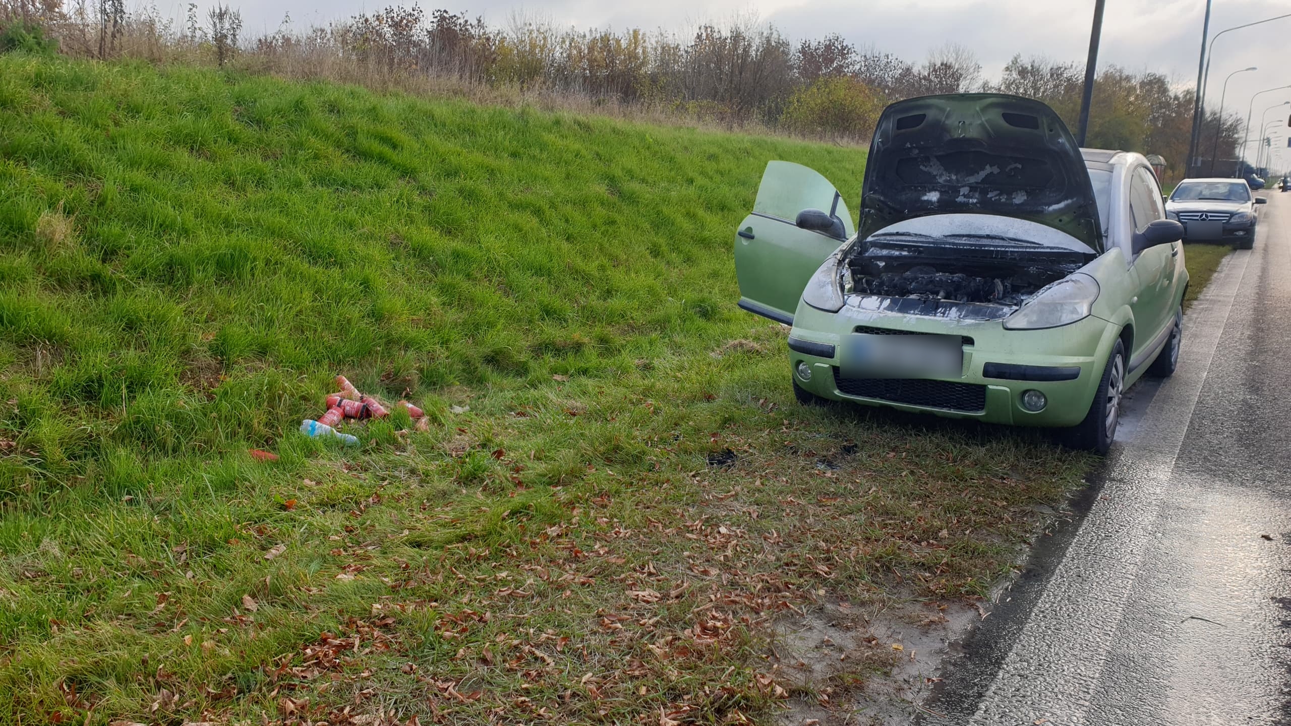 Dzięki pomocy świadków udało się stłumić ogień w citroenie (zdjęcia)