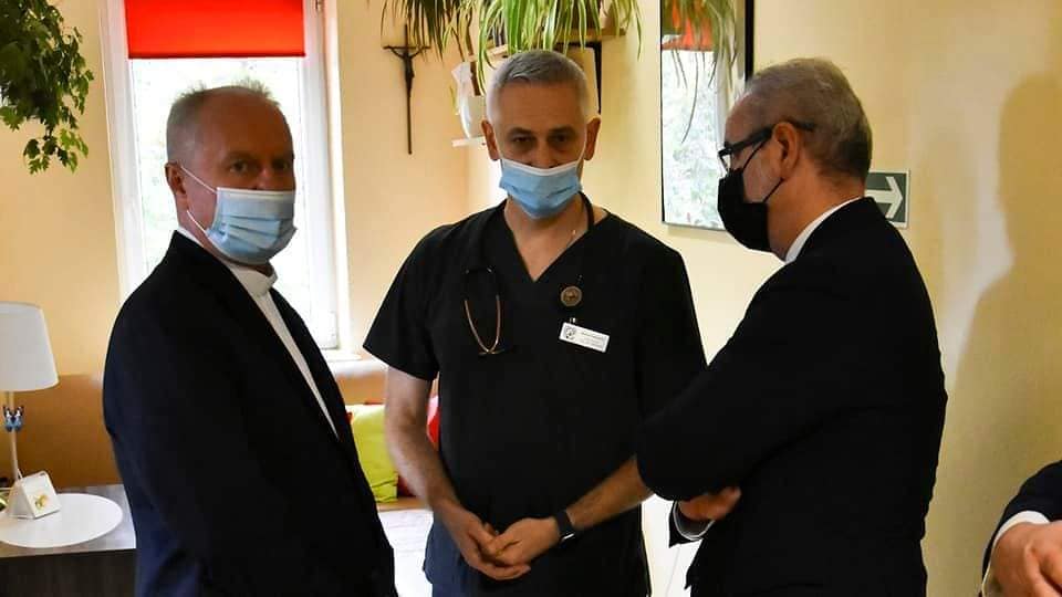 Koszulka, w której szczepił się minister zdrowia, trafi na aukcję na rzecz Hospicjum Dobrego Samarytanina w Lublinie