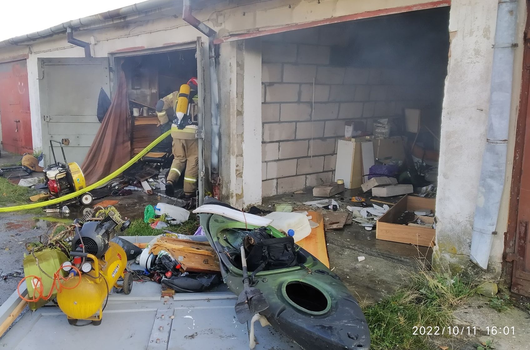 Wybuch w garażu. W trakcie akcji gaśniczej strażacy natrafili na przedmiot przypominający pocisk (zdjęcia)
