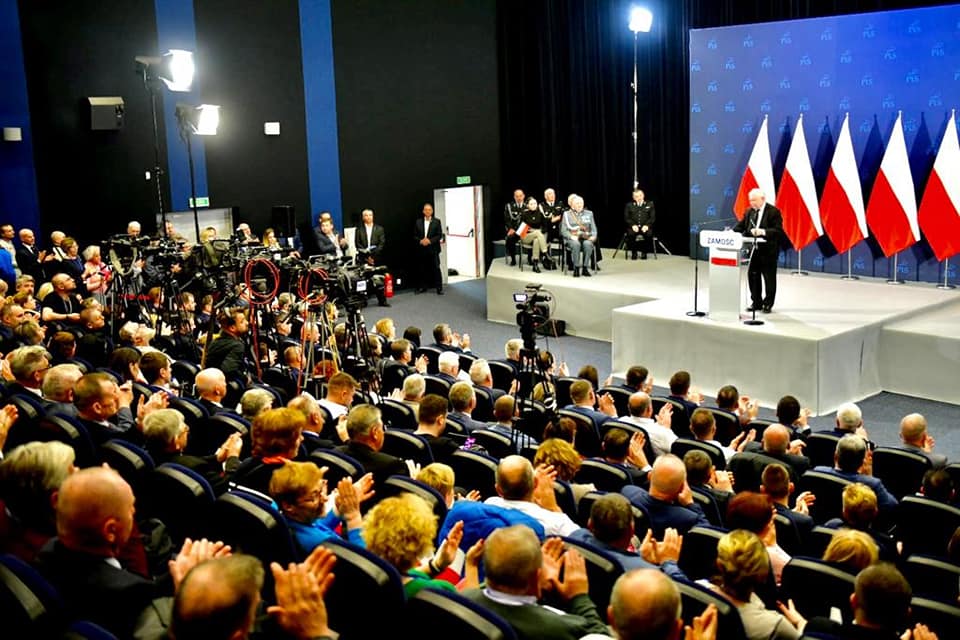 Prezes PiS odwiedził Zamość i Kraśnik. „Koalicja Obywatelska to w istocie formacja niemiecka”. Protestujący: „Kaczyński. Tragedia Polski” (wideo, zdjęcia)