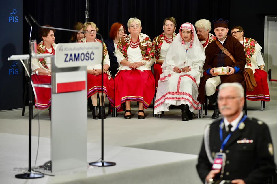 Prezes PiS odwiedził Zamość i Kraśnik. „Koalicja Obywatelska to w istocie formacja niemiecka”. Protestujący: „Kaczyński. Tragedia Polski” (wideo, zdjęcia)