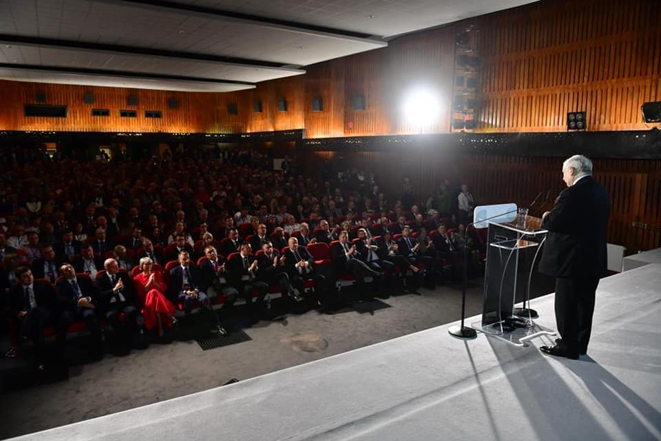 Prezes PiS odwiedził Zamość i Kraśnik. „Koalicja Obywatelska to w istocie formacja niemiecka”. Protestujący: „Kaczyński. Tragedia Polski” (wideo, zdjęcia)